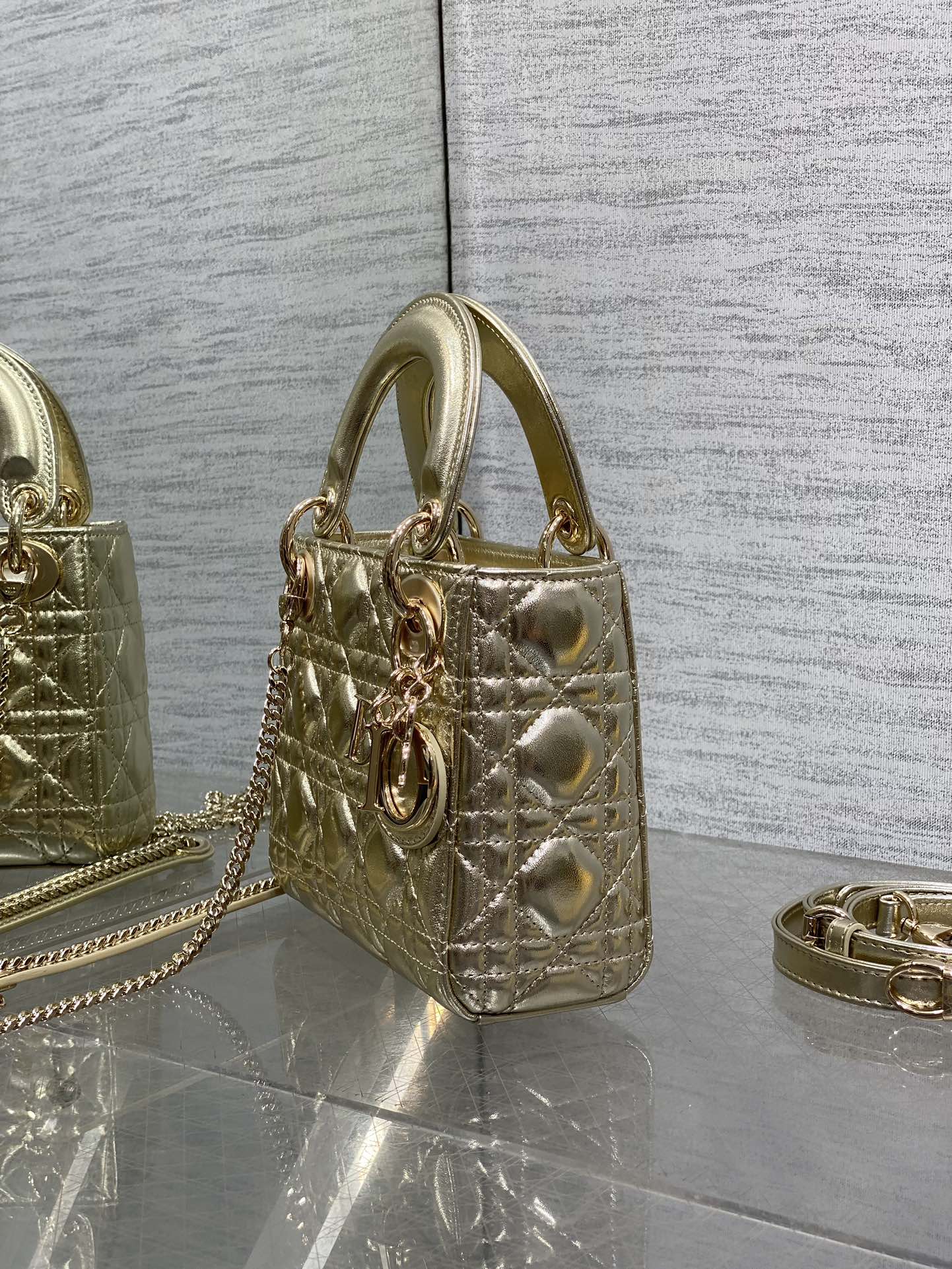 现货‼️Classic Lady戴妃包,人手一个必备的三格小包😍。迷人优雅又气场十足💃🏻,斜挎手拎也是女