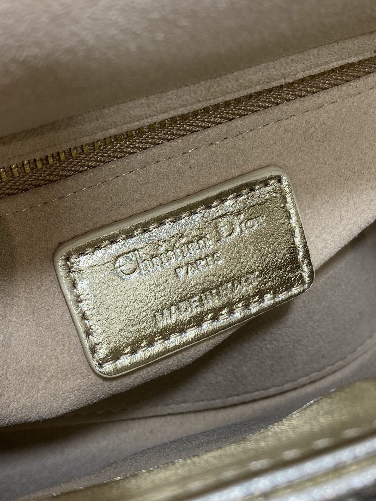 现货‼️Classic Lady戴妃包,人手一个必备的三格小包😍。迷人优雅又气场十足💃🏻,斜挎手拎也是女