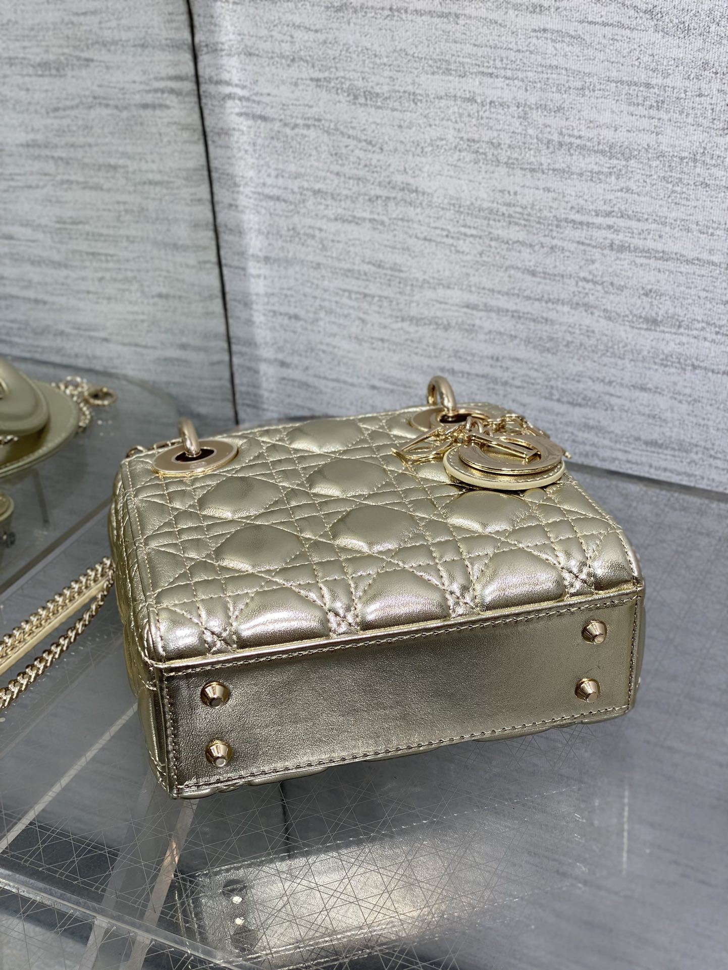 现货‼️Classic Lady戴妃包,人手一个必备的三格小包😍。迷人优雅又气场十足💃🏻,斜挎手拎也是女