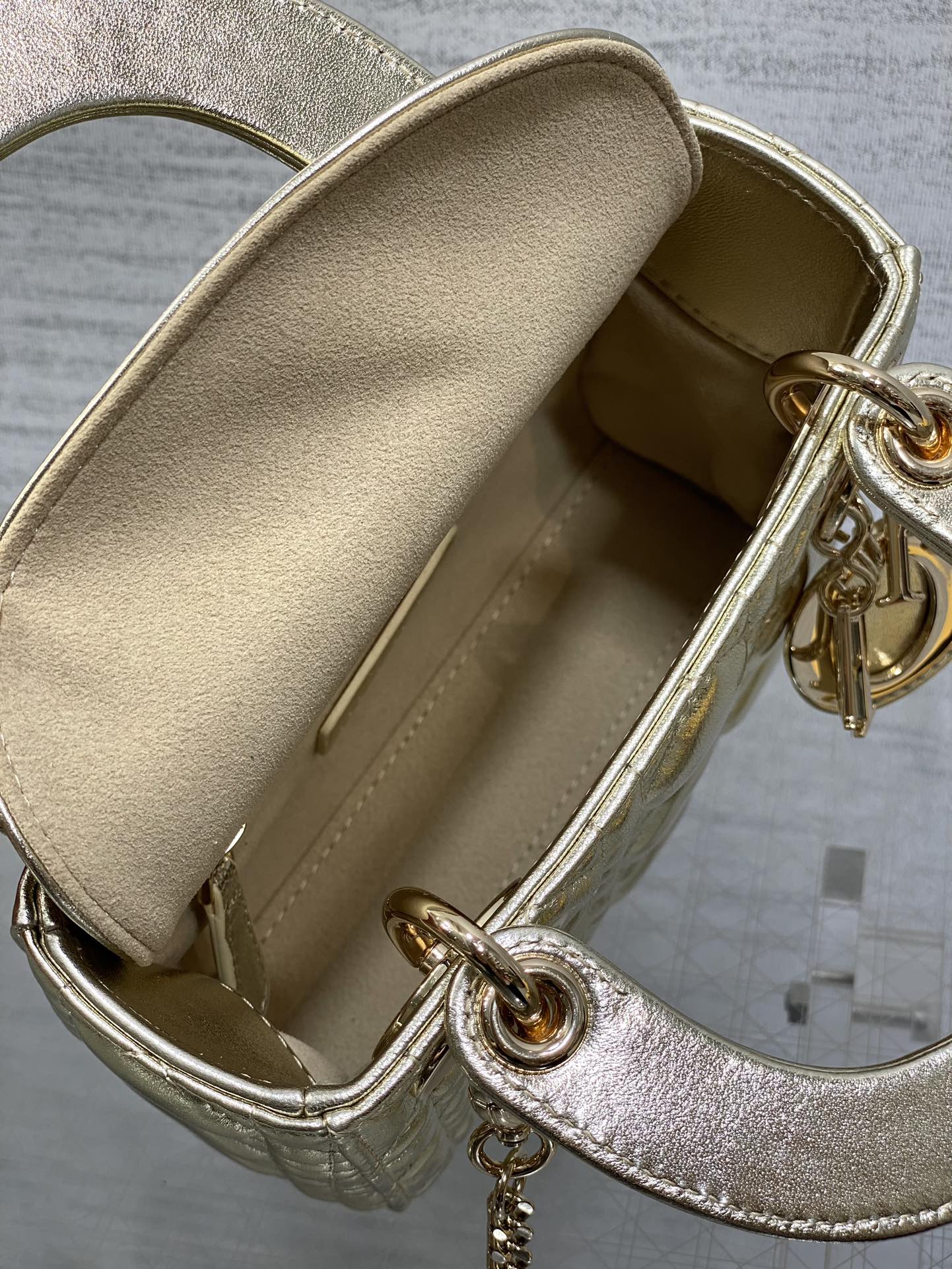 现货‼️Classic Lady戴妃包,人手一个必备的三格小包😍。迷人优雅又气场十足💃🏻,斜挎手拎也是女