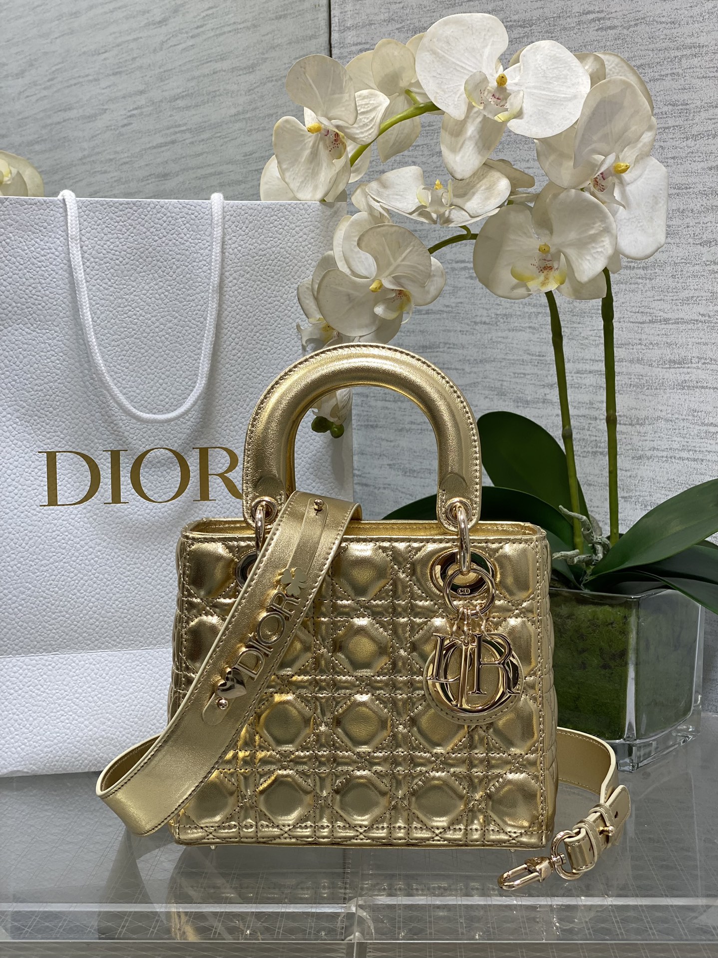 𝐋𝐚𝐝𝐲Cuatro cuadros de piel de oveja en oro antiguo.