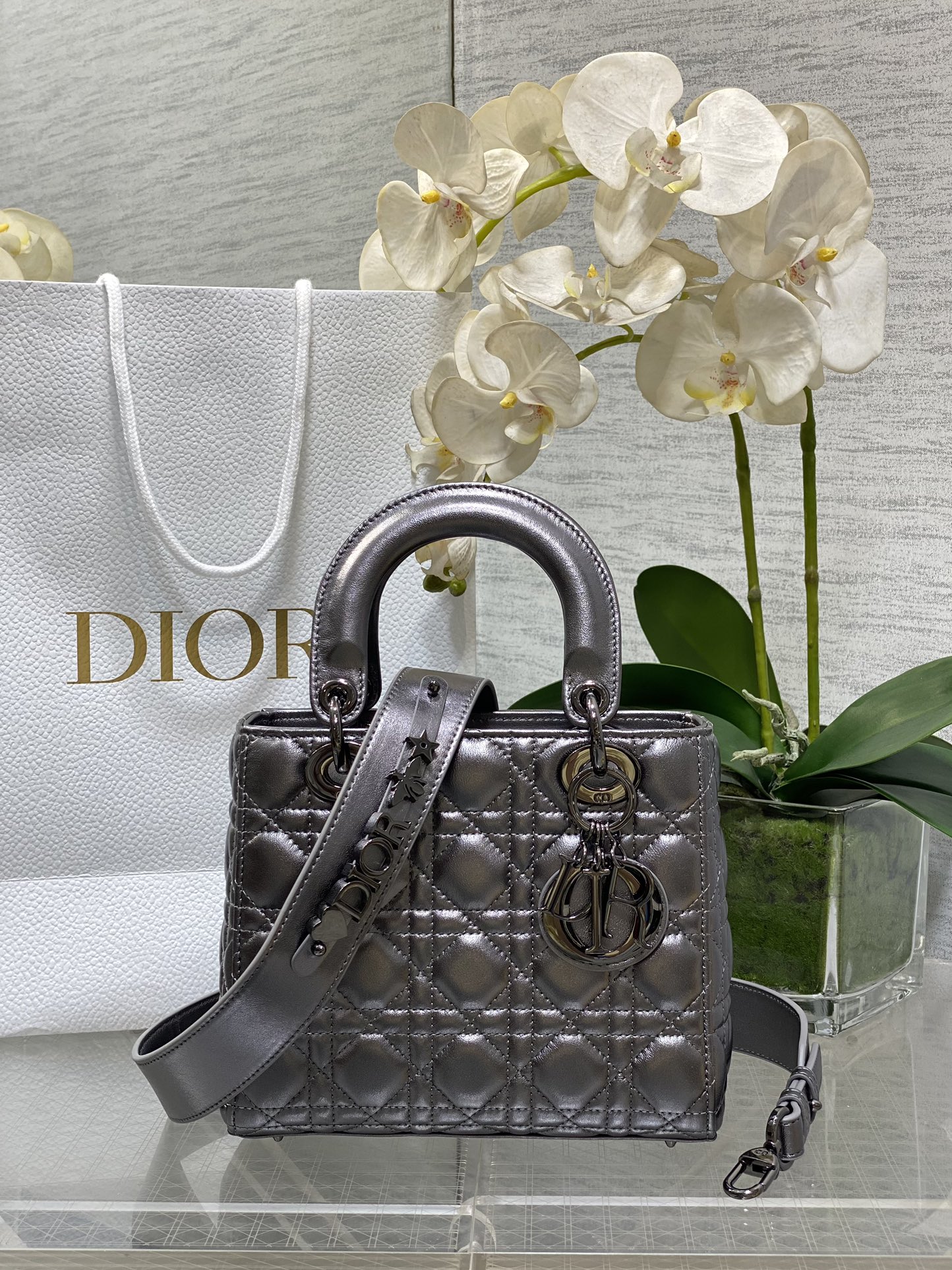 𝐋𝐚𝐝𝐲Cuatro cuadros de piel de oveja color negro pistola