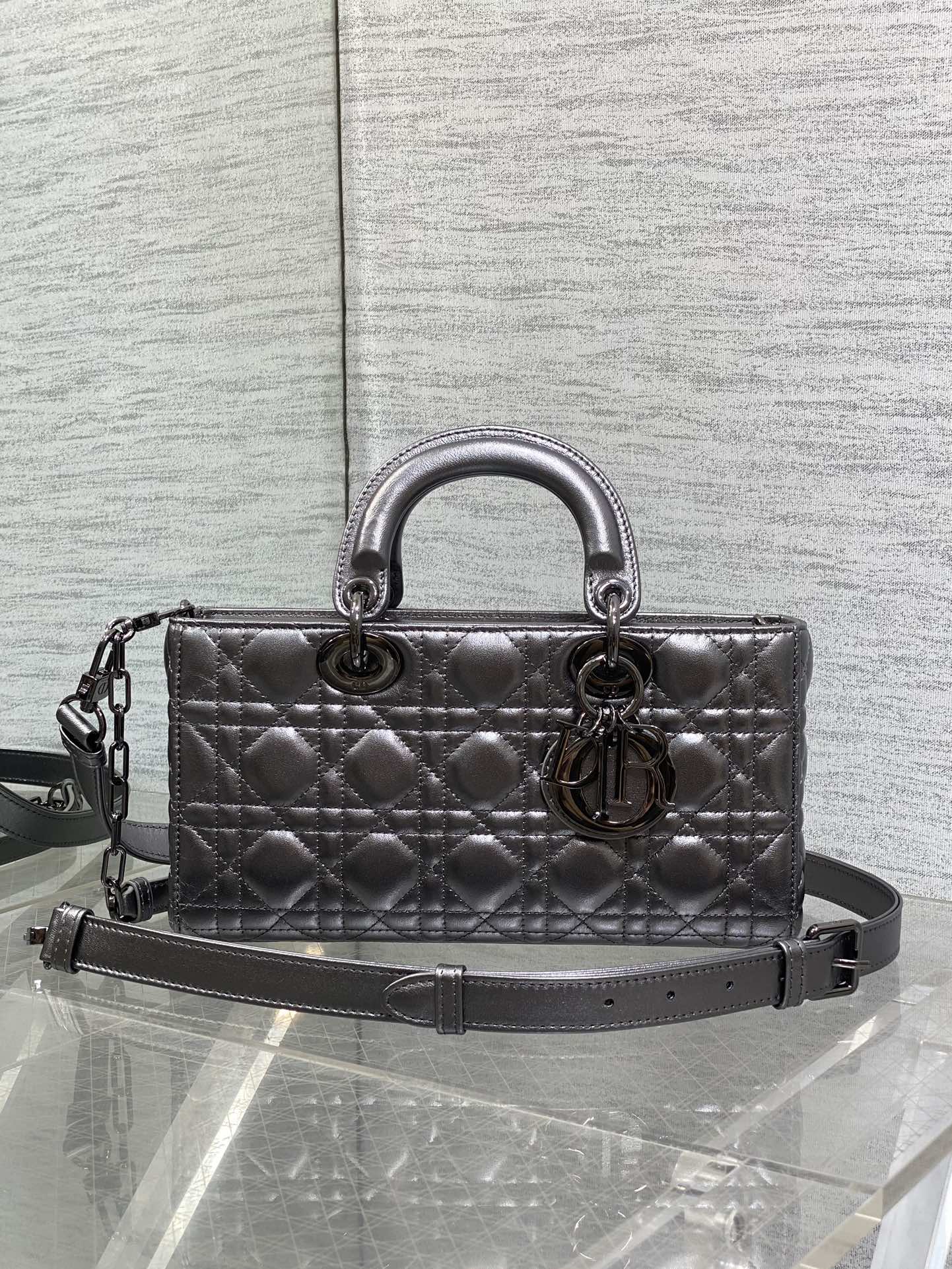 Color negro, tamaño grande en stock‼ ️ El nuevo D-joy está de regreso con fuerza, la tendencia🔥, el bolso viene con do…