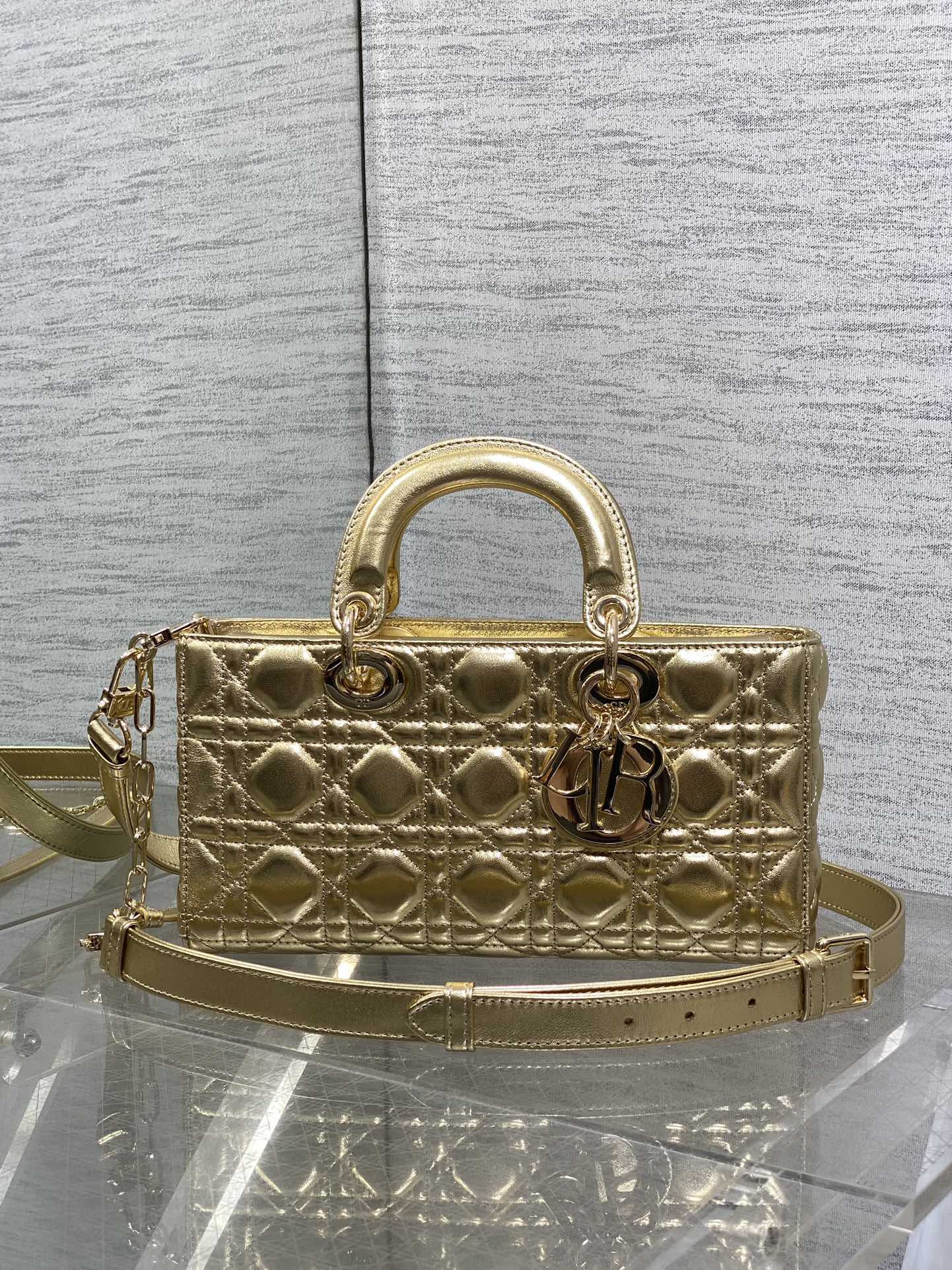 Dorado antiguo de gran tamaño en stock‼ ️ El nuevo D-joy está de vuelta con fuerza, la tendencia🔥, el bolso viene con …