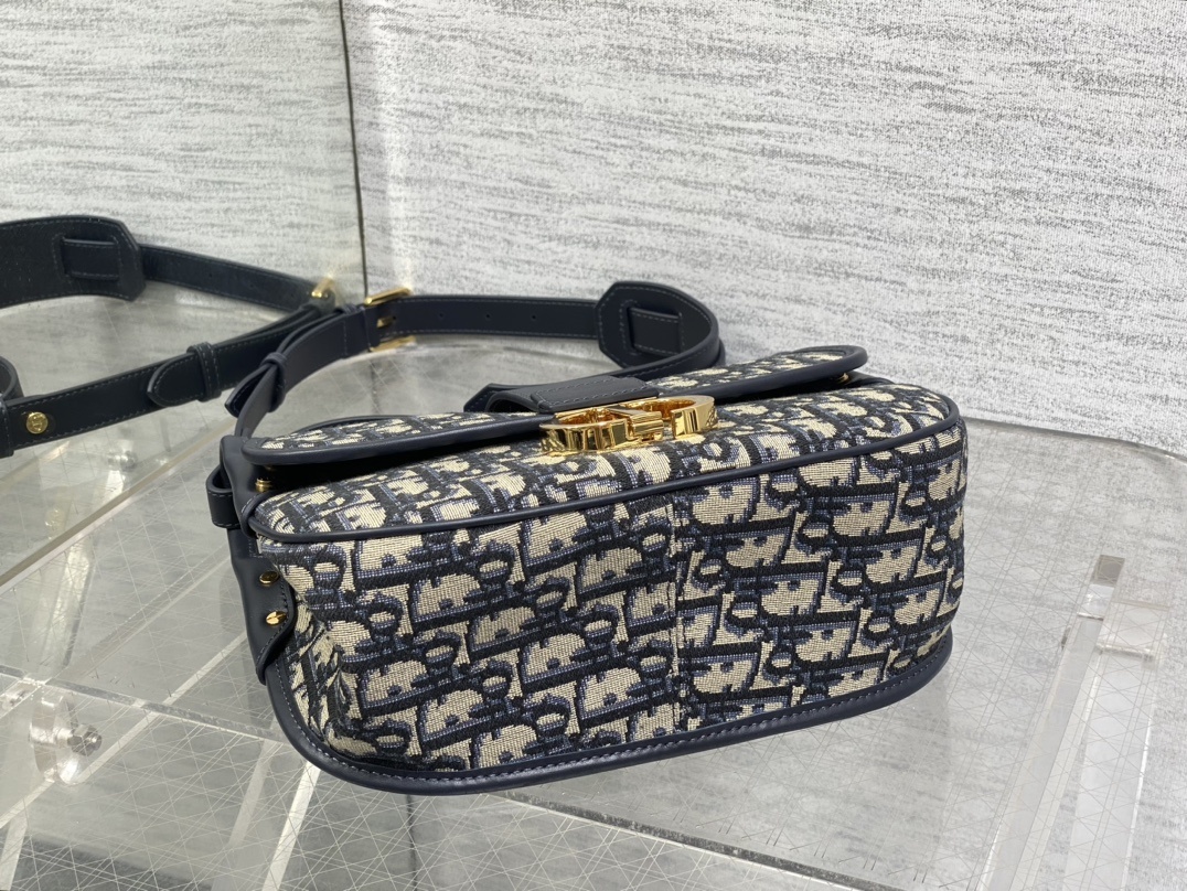 现货‼️𝐃!𝐨𝐫 𝐌𝐨𝐧𝐭𝐚𝐢𝐠𝐧𝐞蒙田新品吹爆D家经典老花系列,老花元素也是现在最值得入手的,每个款都