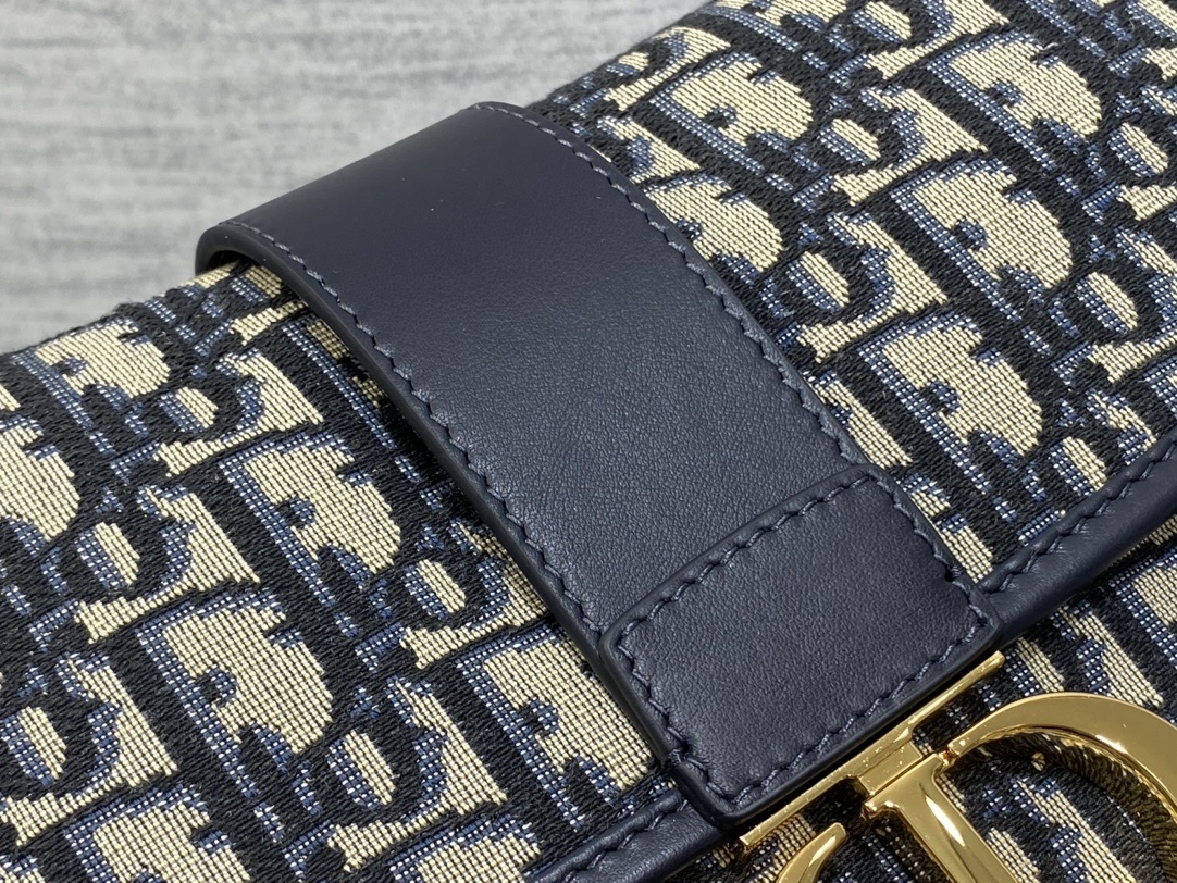 现货‼️𝐃!𝐨𝐫 𝐌𝐨𝐧𝐭𝐚𝐢𝐠𝐧𝐞蒙田新品吹爆D家经典老花系列,老花元素也是现在最值得入手的,每个款都