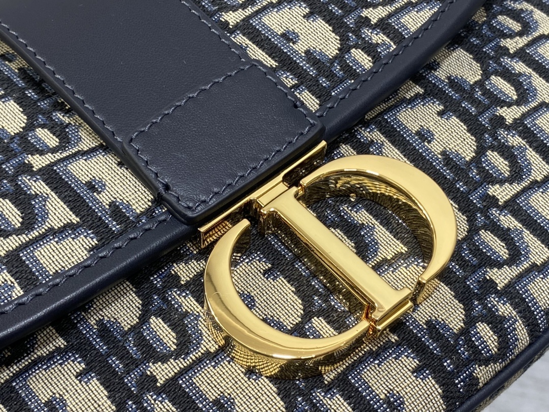 现货‼️𝐃!𝐨𝐫 𝐌𝐨𝐧𝐭𝐚𝐢𝐠𝐧𝐞蒙田新品吹爆D家经典老花系列,老花元素也是现在最值得入手的,每个款都