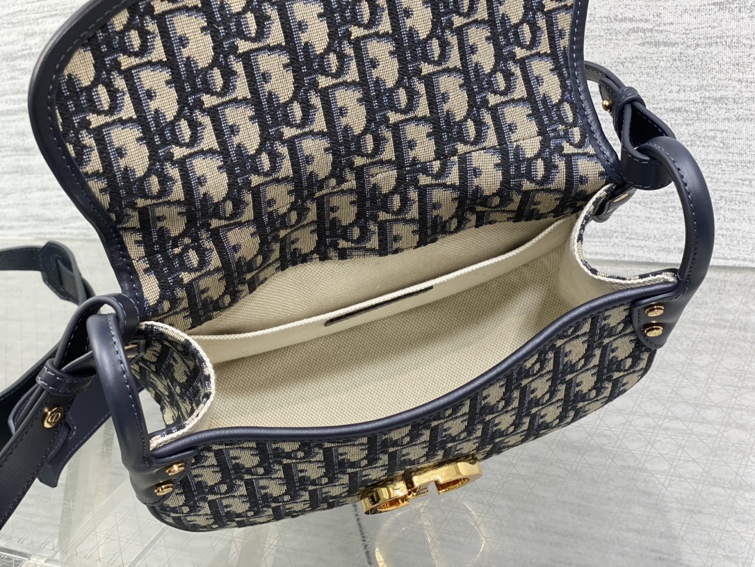 现货‼️𝐃!𝐨𝐫 𝐌𝐨𝐧𝐭𝐚𝐢𝐠𝐧𝐞蒙田新品吹爆D家经典老花系列,老花元素也是现在最值得入手的,每个款都