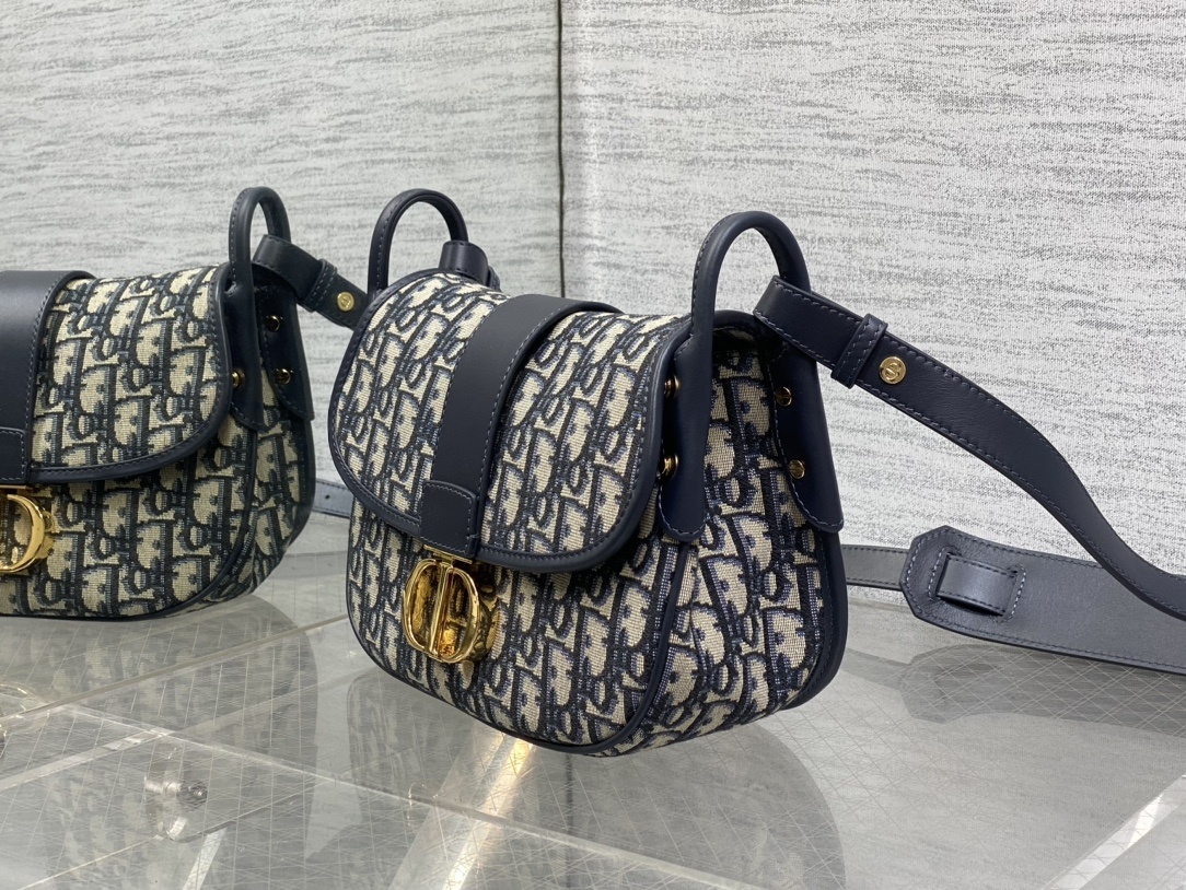 现货‼️𝐃!𝐨𝐫 𝐌𝐨𝐧𝐭𝐚𝐢𝐠𝐧𝐞蒙田新品吹爆D家经典老花系列,老花元素也是现在最值得入手的,每个款都