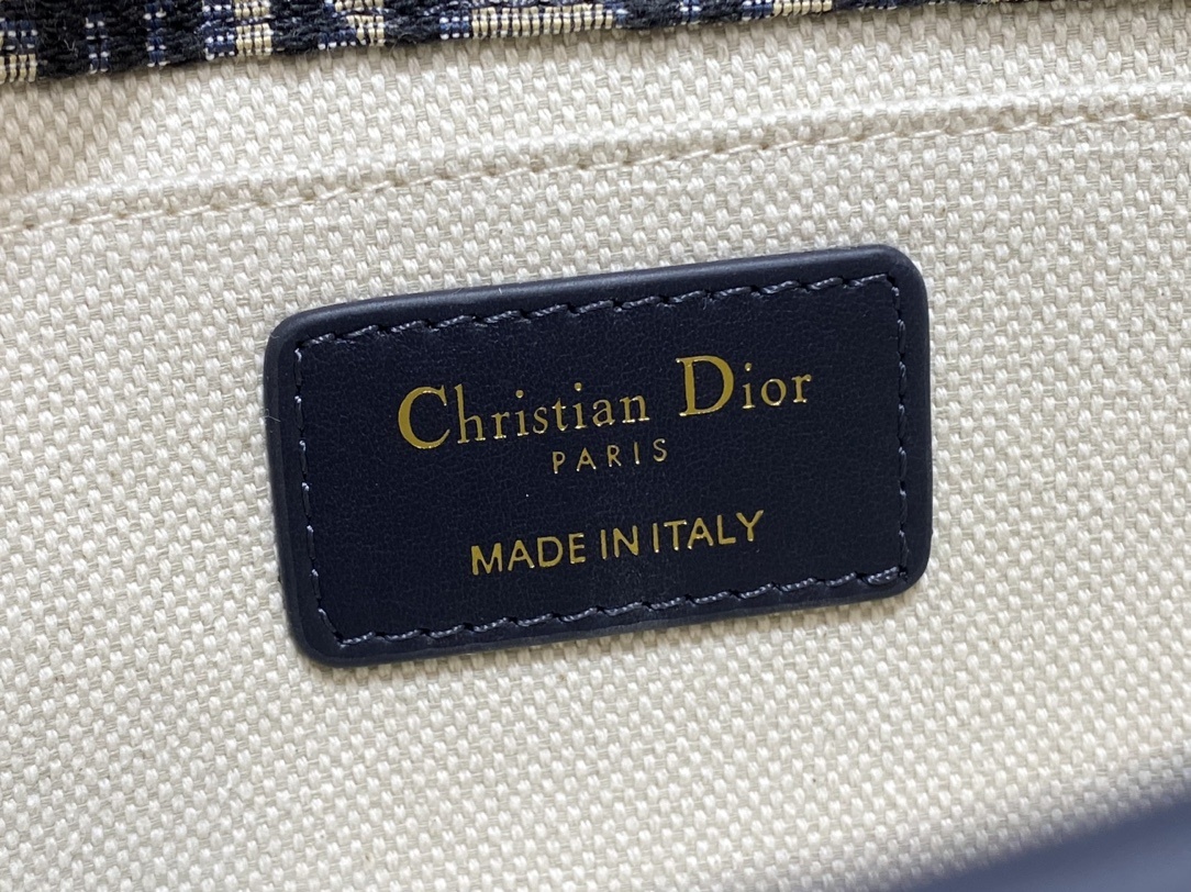 现货‼️𝐃!𝐨𝐫 𝐌𝐨𝐧𝐭𝐚𝐢𝐠𝐧𝐞蒙田新品吹爆D家经典老花系列,老花元素也是现在最值得入手的,每个款都