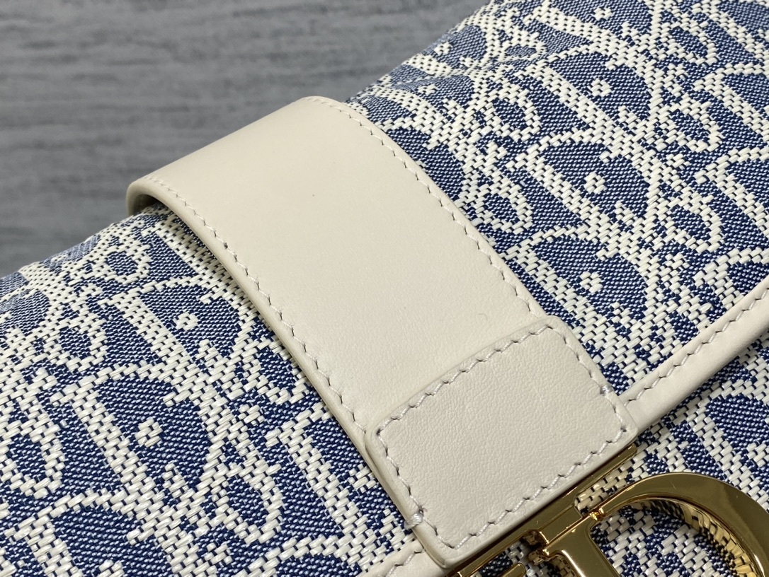 现货‼️𝐃!𝐨𝐫 𝐌𝐨𝐧𝐭𝐚𝐢𝐠𝐧𝐞蒙田新品吹爆D家经典老花系列,老花元素也是现在最值得入手的,每个款都