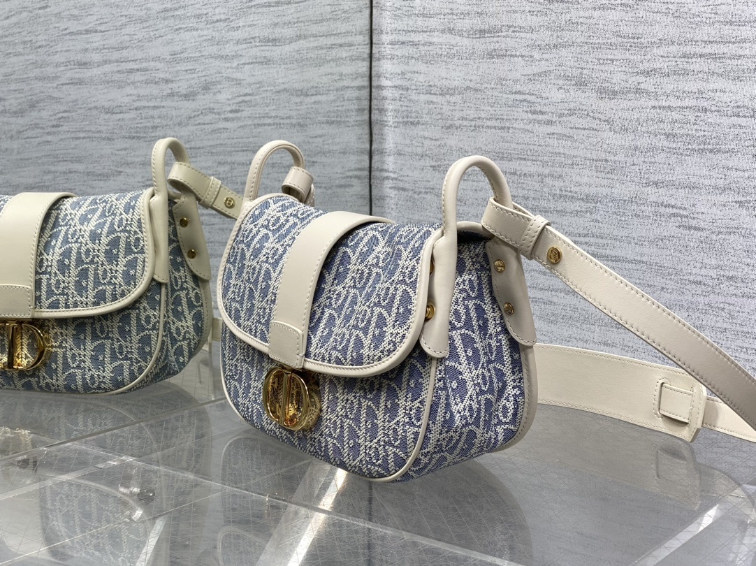 现货‼️𝐃!𝐨𝐫 𝐌𝐨𝐧𝐭𝐚𝐢𝐠𝐧𝐞蒙田新品吹爆D家经典老花系列,老花元素也是现在最值得入手的,每个款都