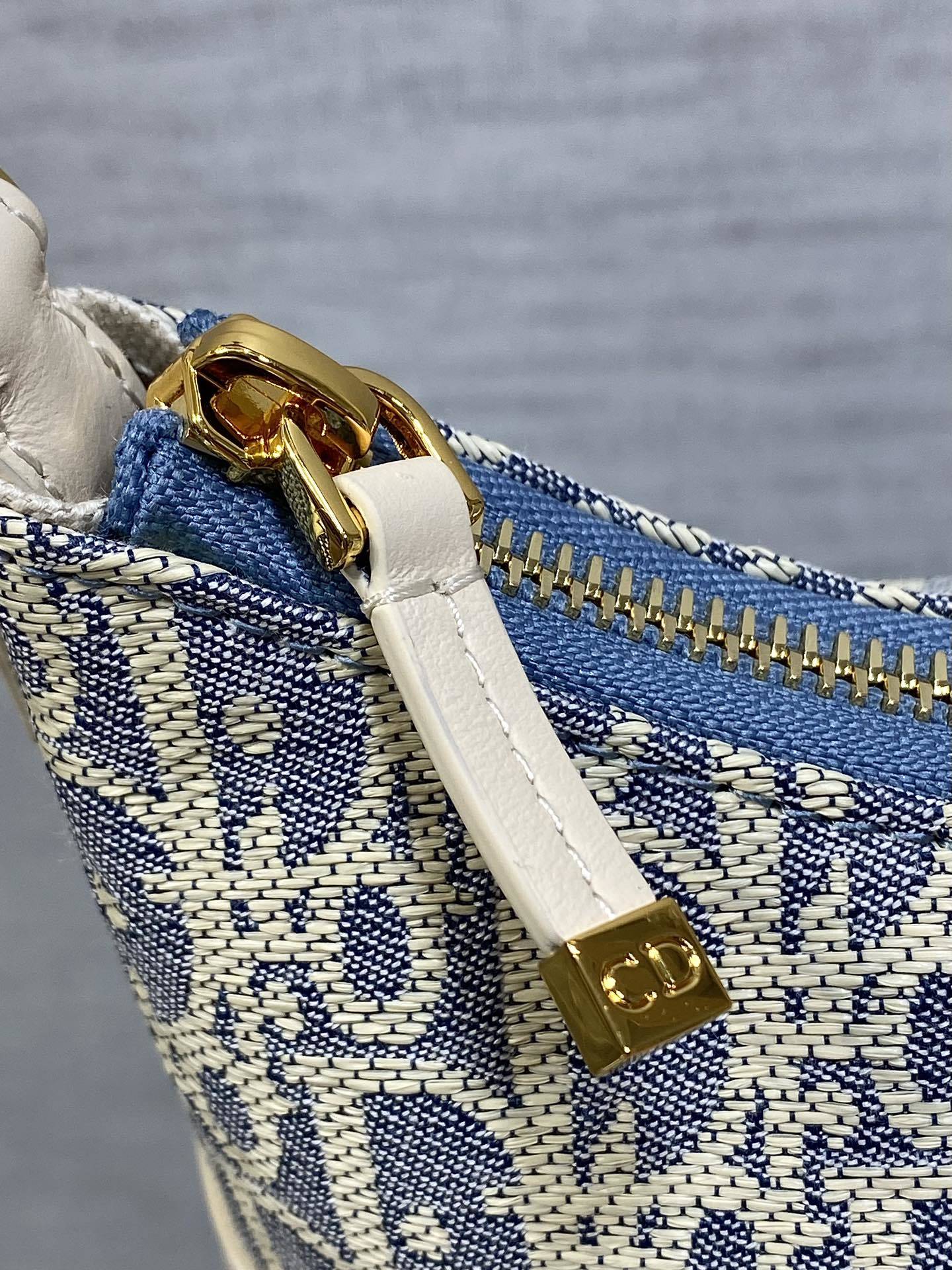 水饺包现货‼️Miss Caro酒椰草系列,太有夏天的感觉啦,天蓝的面料搭配奶白色小牛皮,浅色系显得清新