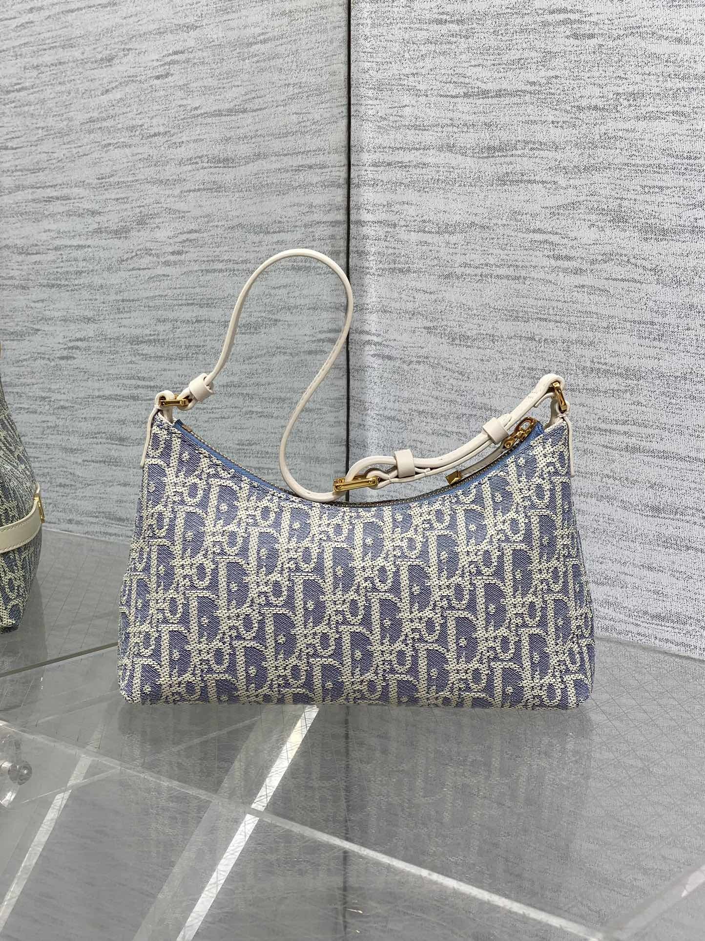 水饺包现货‼️Miss Caro酒椰草系列,太有夏天的感觉啦,天蓝的面料搭配奶白色小牛皮,浅色系显得清新