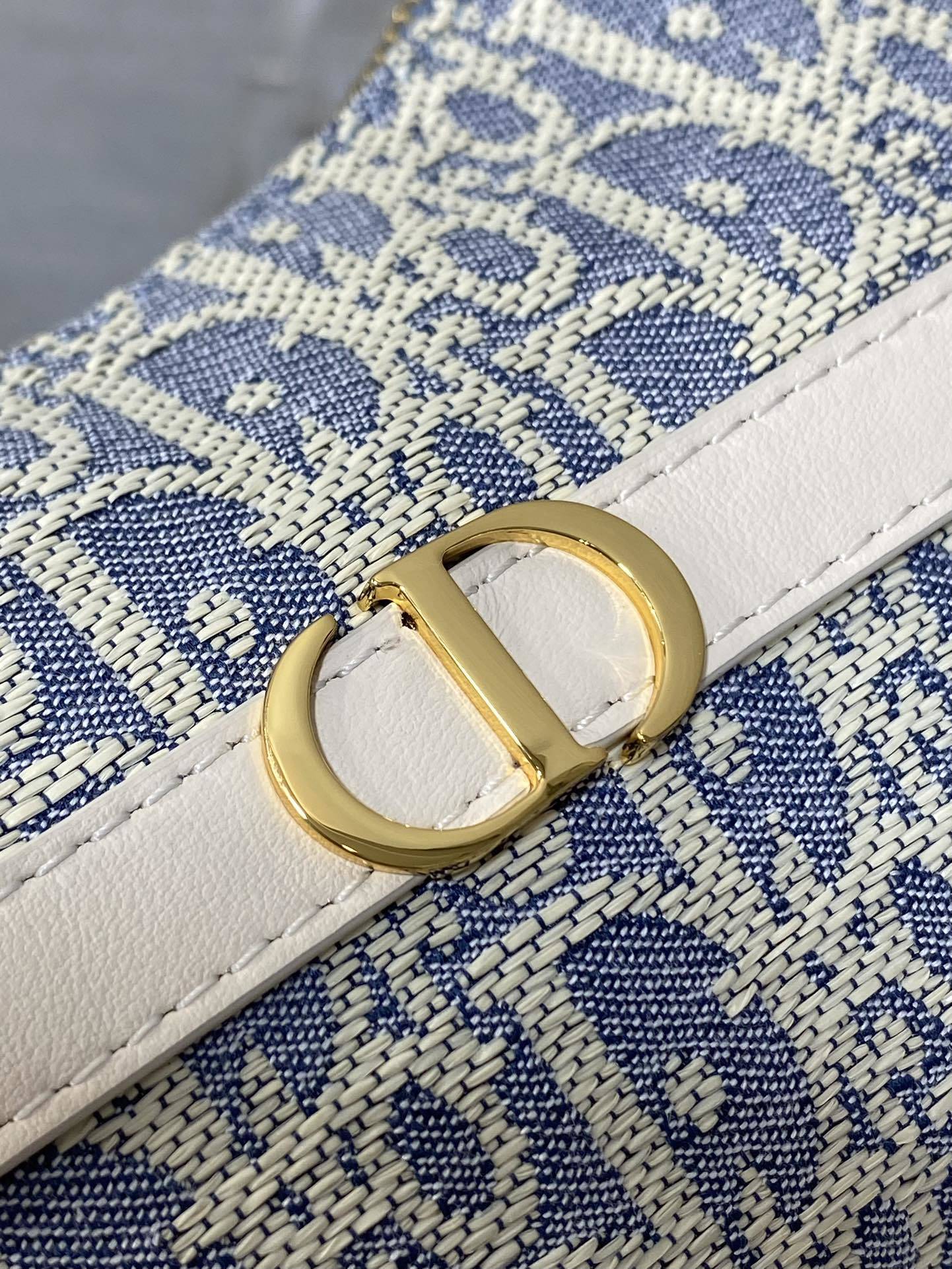 水饺包现货‼️Miss Caro酒椰草系列,太有夏天的感觉啦,天蓝的面料搭配奶白色小牛皮,浅色系显得清新