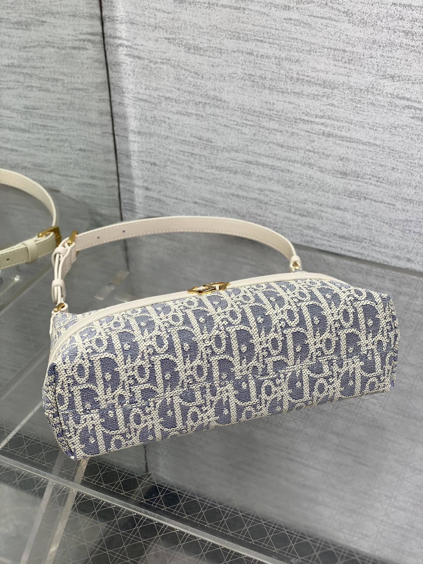 水饺包现货‼️Miss Caro酒椰草系列,太有夏天的感觉啦,天蓝的面料搭配奶白色小牛皮,浅色系显得清新