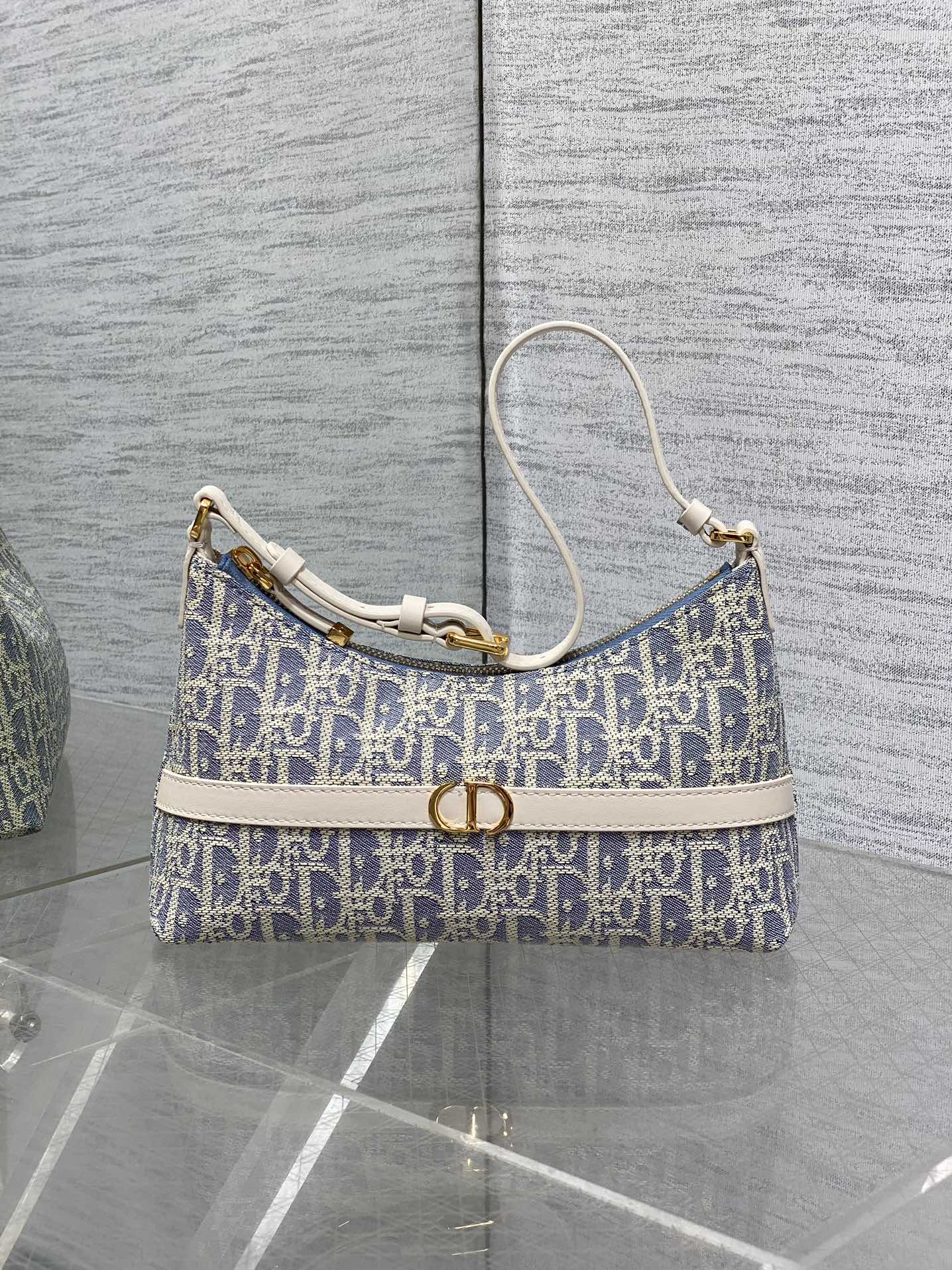 水饺包现货‼️Miss Caro酒椰草系列，太有夏天的感觉啦，天蓝的面料搭配奶白色小牛皮，浅色系显得清新