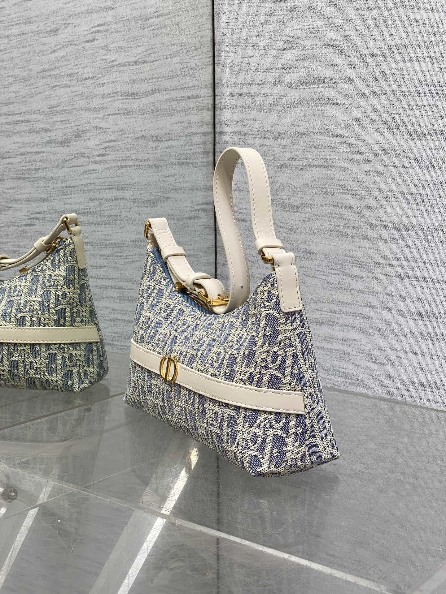 水饺包现货‼️Miss Caro酒椰草系列,太有夏天的感觉啦,天蓝的面料搭配奶白色小牛皮,浅色系显得清新