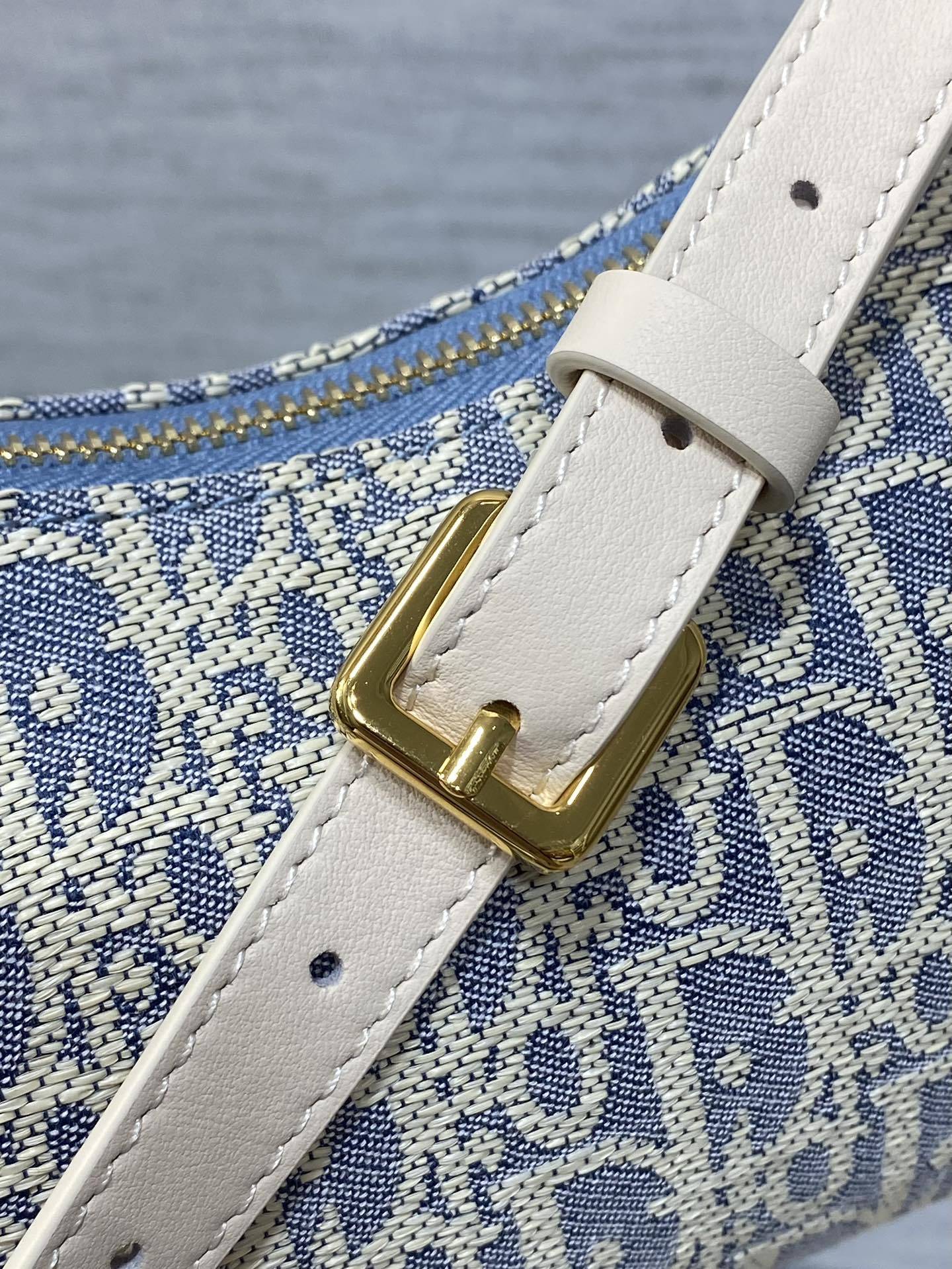 水饺包现货‼️Miss Caro酒椰草系列,太有夏天的感觉啦,天蓝的面料搭配奶白色小牛皮,浅色系显得清新