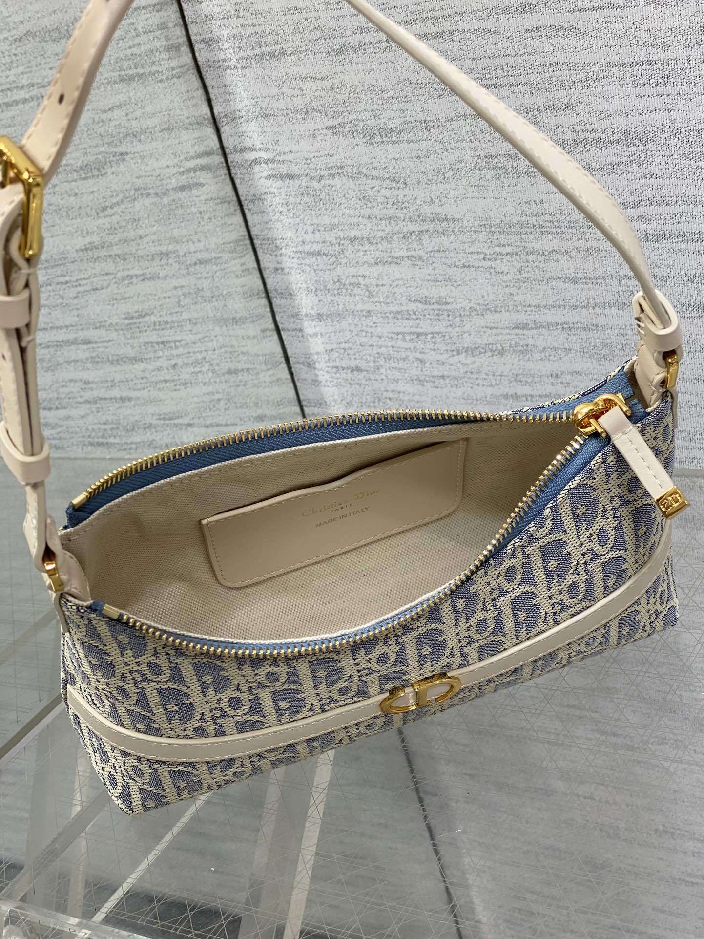 水饺包现货‼️Miss Caro酒椰草系列,太有夏天的感觉啦,天蓝的面料搭配奶白色小牛皮,浅色系显得清新