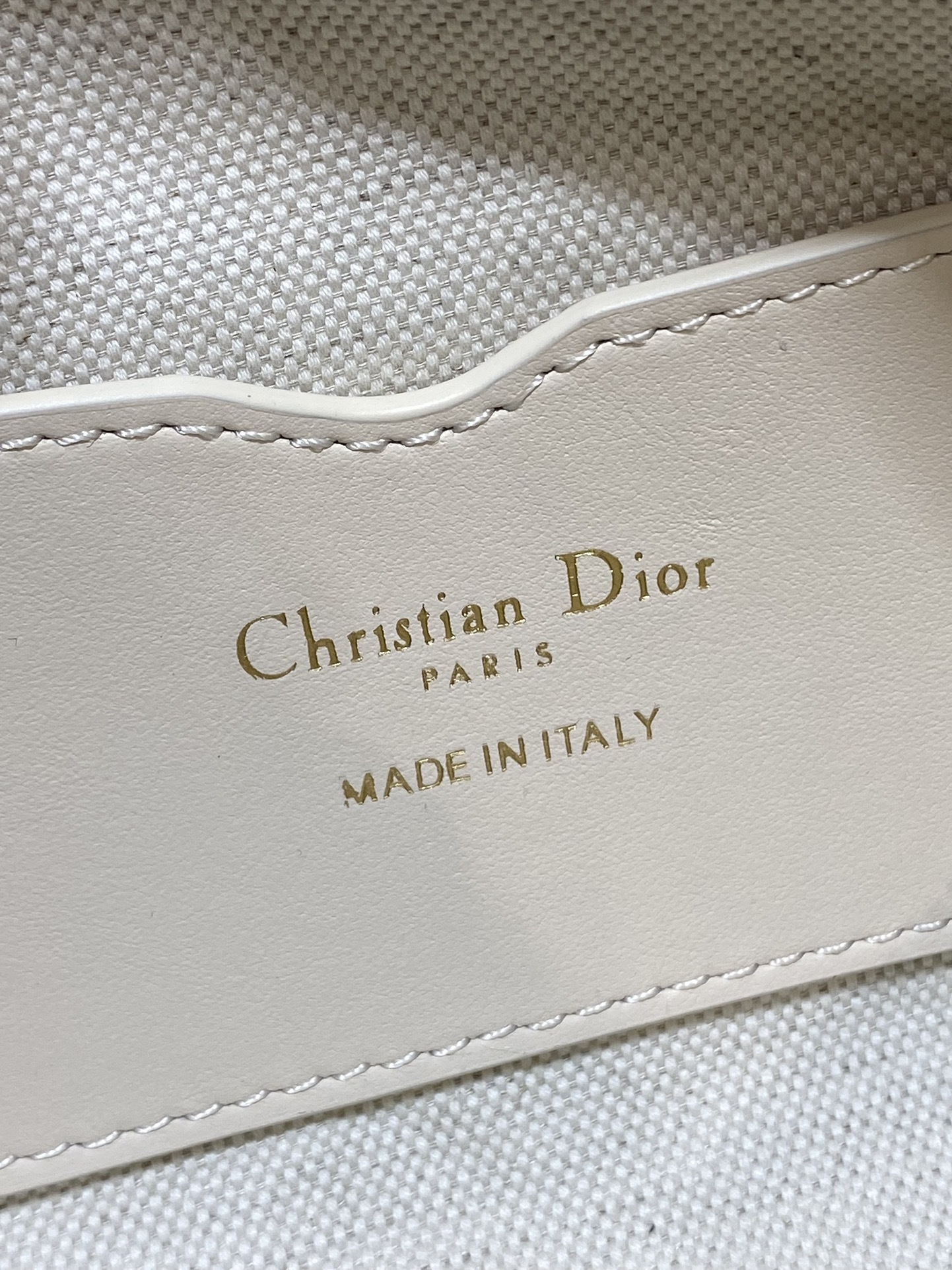 水饺包现货‼️Miss Caro酒椰草系列,太有夏天的感觉啦,天蓝的面料搭配奶白色小牛皮,浅色系显得清新