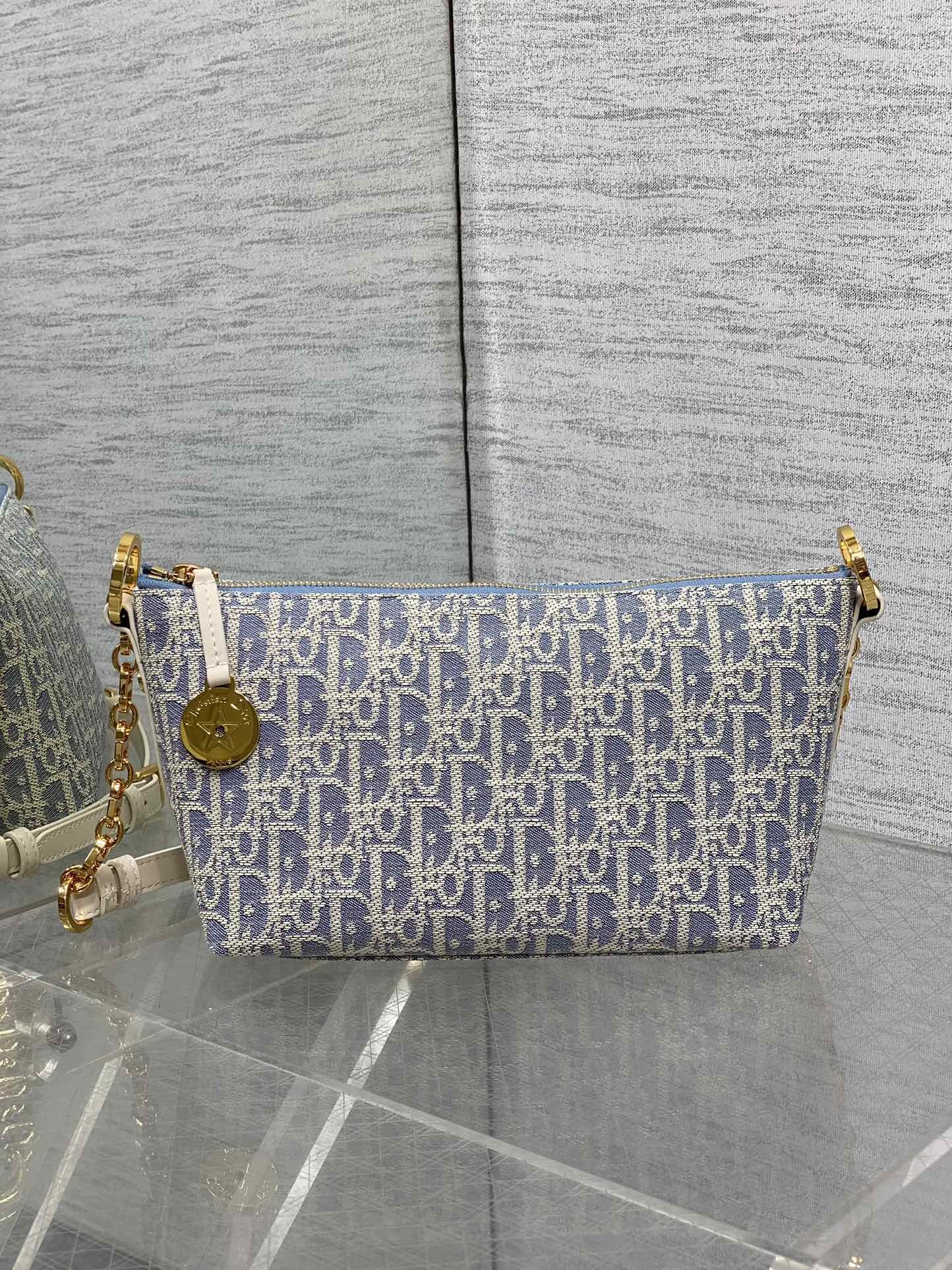 饭盒包现货‼️Hobo star酒椰草系列,太有夏天的感觉啦,天蓝的面料搭配奶白色小牛皮,浅色系显得清新