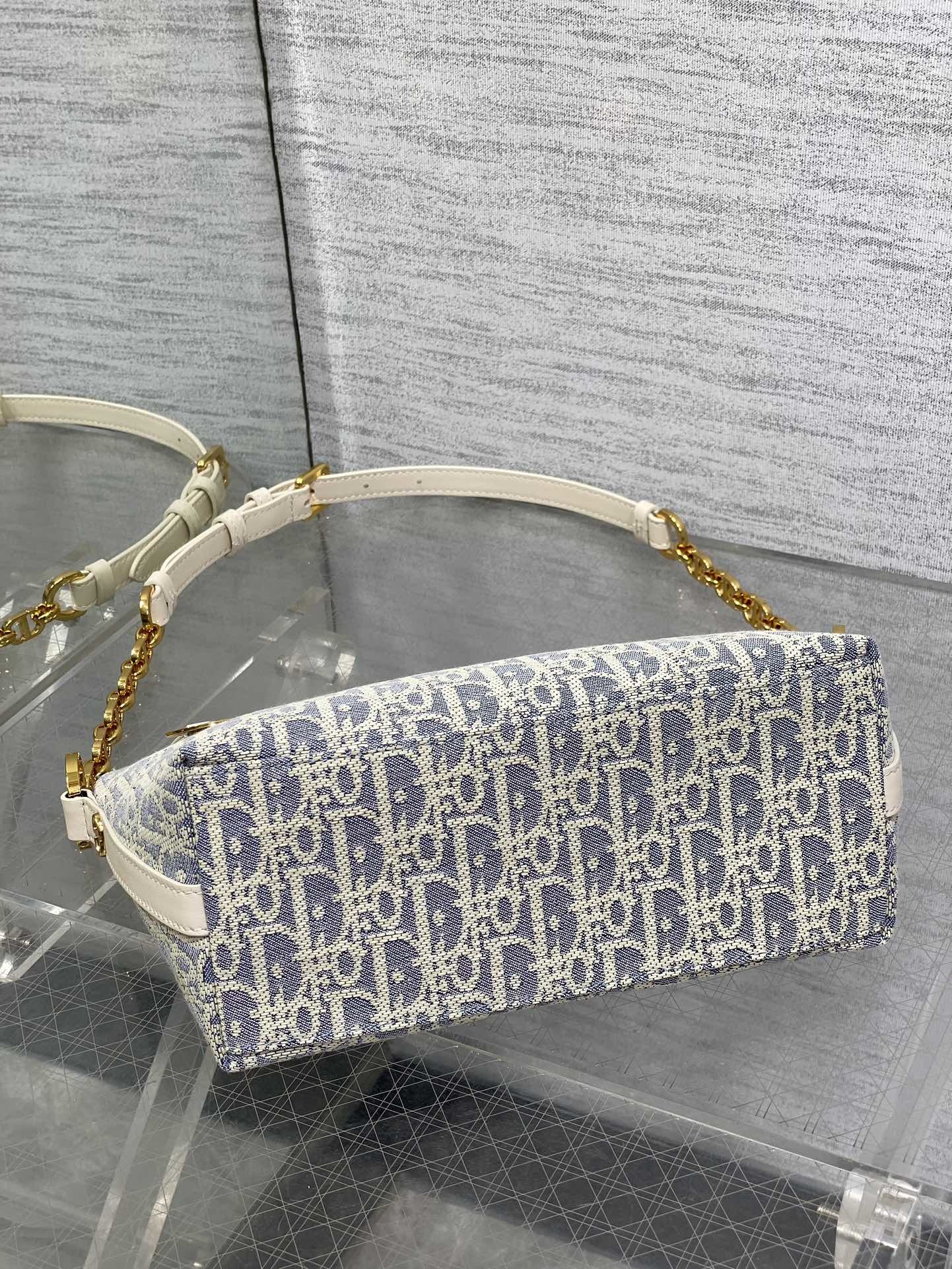 饭盒包现货‼️Hobo star酒椰草系列,太有夏天的感觉啦,天蓝的面料搭配奶白色小牛皮,浅色系显得清新