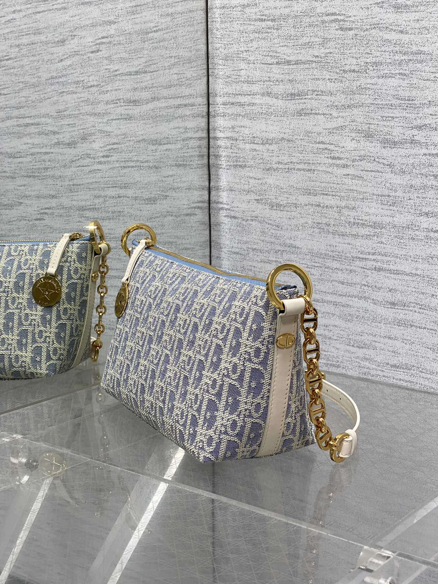 饭盒包现货‼️Hobo star酒椰草系列,太有夏天的感觉啦,天蓝的面料搭配奶白色小牛皮,浅色系显得清新