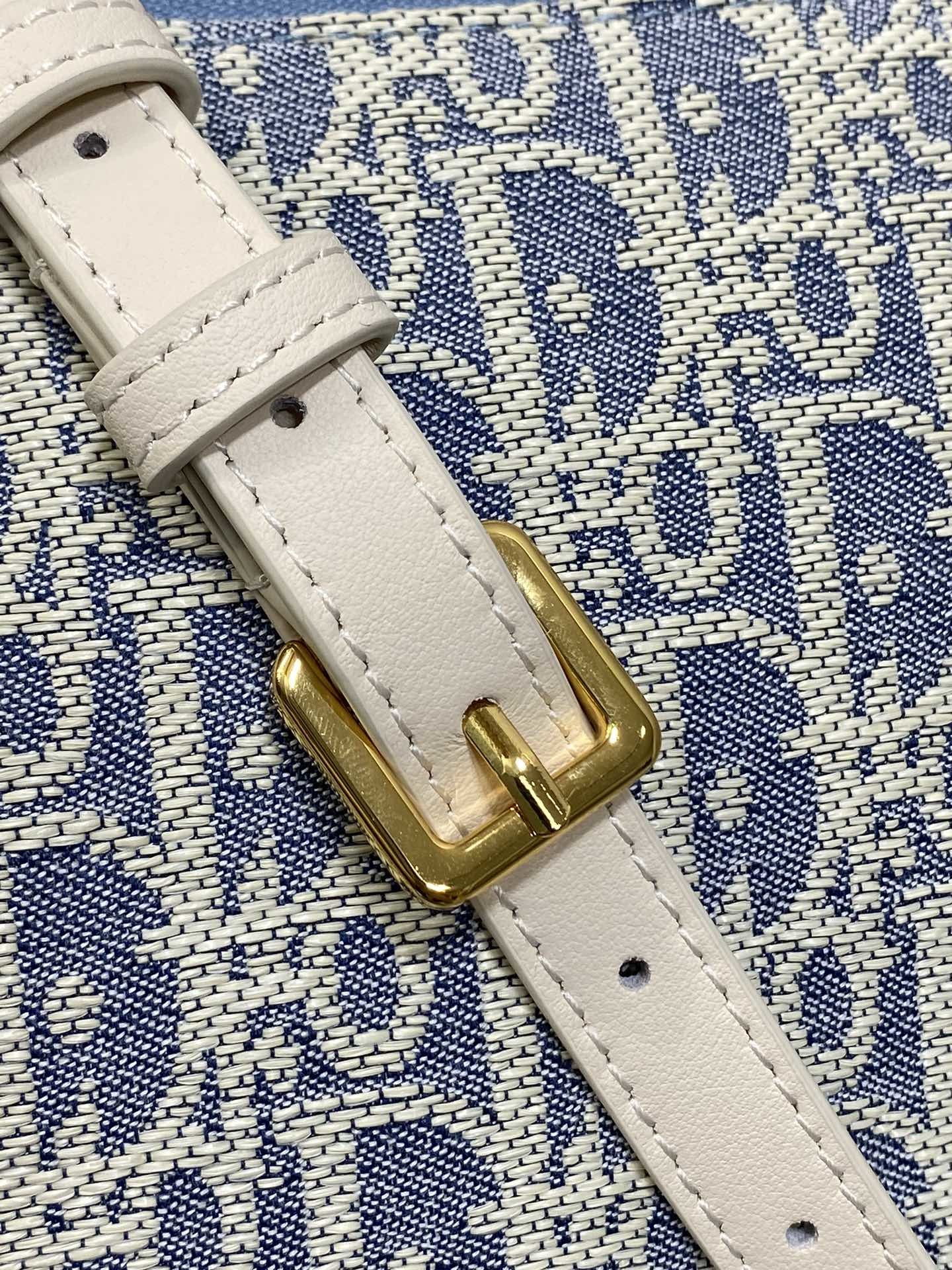 饭盒包现货‼️Hobo star酒椰草系列,太有夏天的感觉啦,天蓝的面料搭配奶白色小牛皮,浅色系显得清新