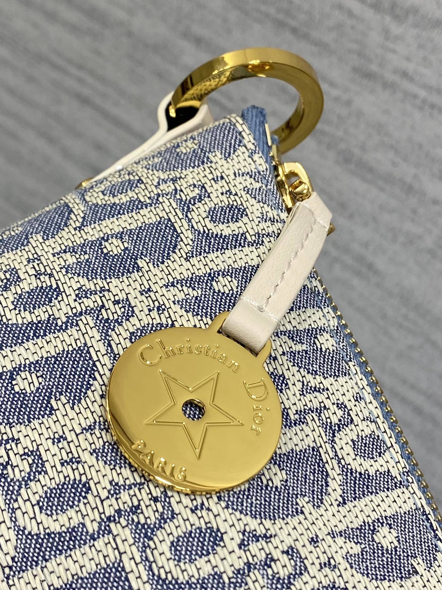 饭盒包现货‼️Hobo star酒椰草系列,太有夏天的感觉啦,天蓝的面料搭配奶白色小牛皮,浅色系显得清新