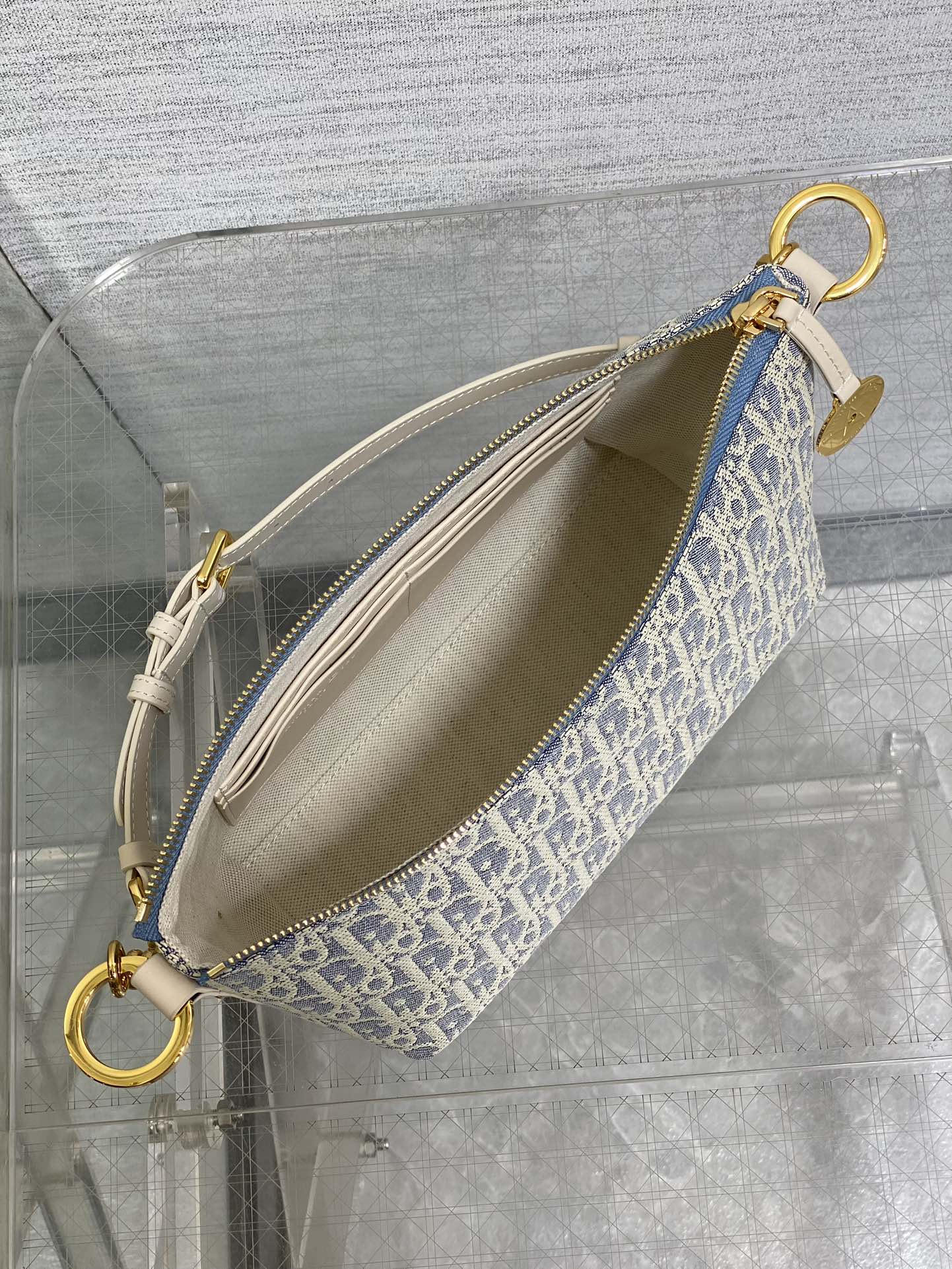 饭盒包现货‼️Hobo star酒椰草系列,太有夏天的感觉啦,天蓝的面料搭配奶白色小牛皮,浅色系显得清新