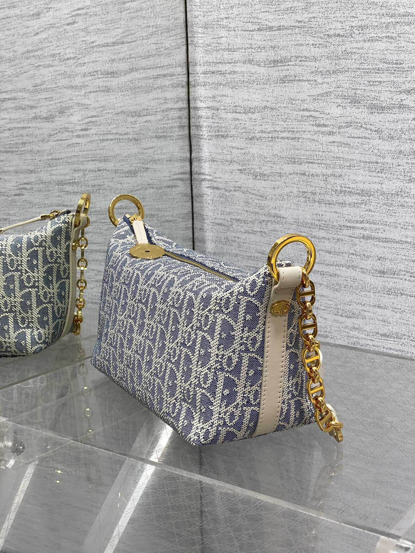 饭盒包现货‼️Hobo star酒椰草系列，太有夏天的感觉啦，天蓝的面料搭配奶白色小牛皮，浅色系显得清新