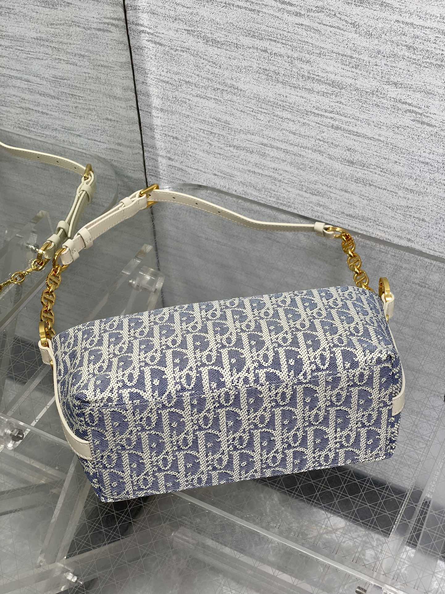 饭盒包现货‼️Hobo star酒椰草系列，太有夏天的感觉啦，天蓝的面料搭配奶白色小牛皮，浅色系显得清新