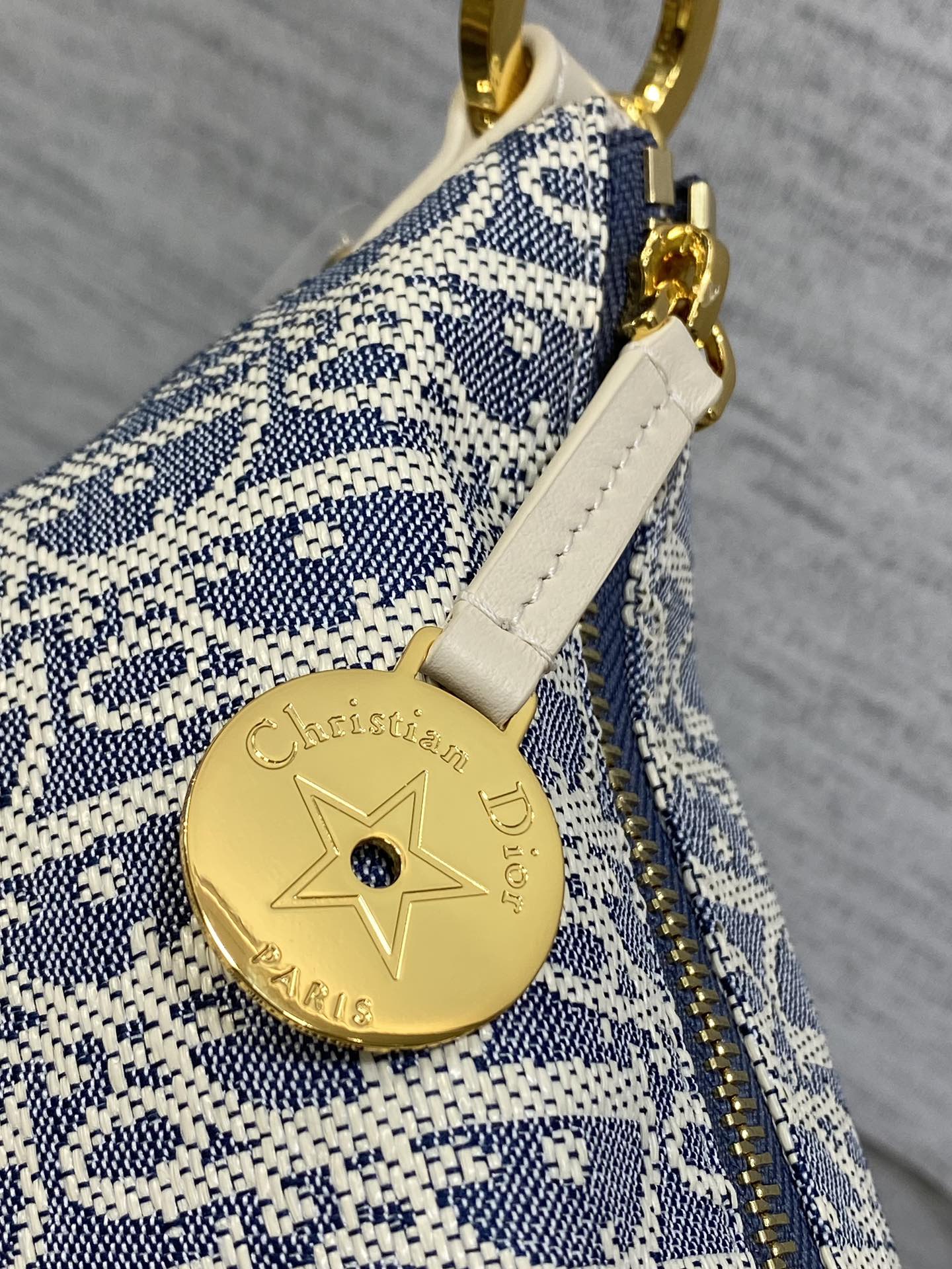 饭盒包现货‼️Hobo star酒椰草系列，太有夏天的感觉啦，天蓝的面料搭配奶白色小牛皮，浅色系显得清新