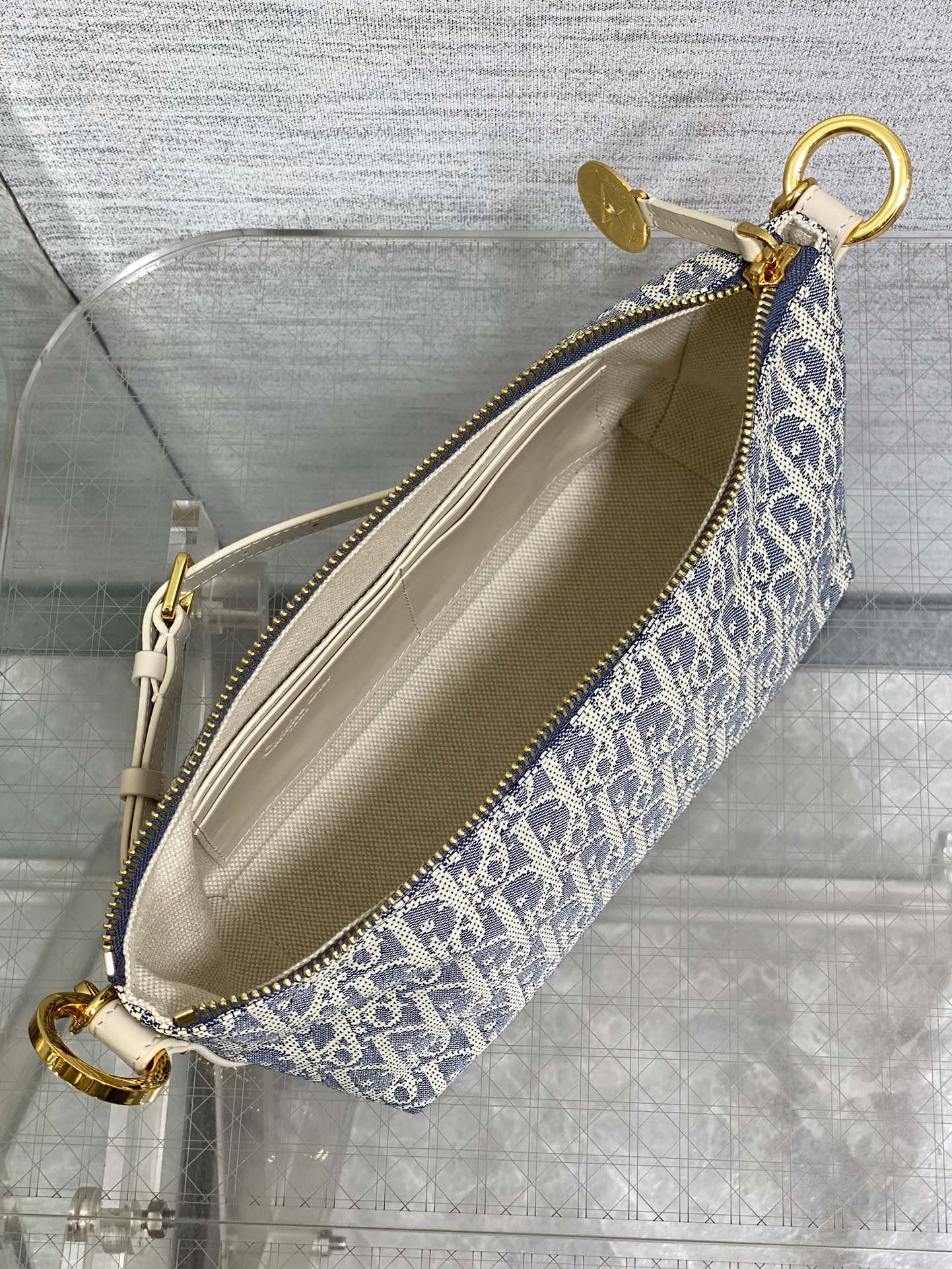 饭盒包现货‼️Hobo star酒椰草系列，太有夏天的感觉啦，天蓝的面料搭配奶白色小牛皮，浅色系显得清新