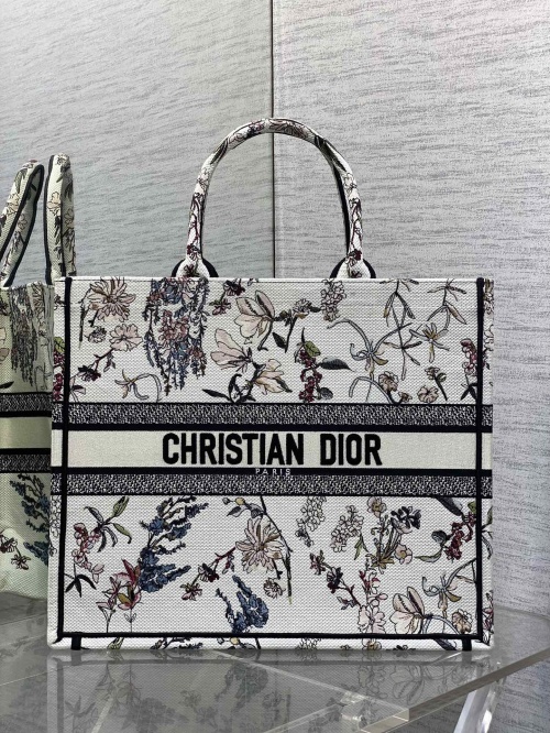 Christian Dior Tote Bag Large Size April Floral Embroidery Summer Collection 1 Christian Dior Tote Bag Large Size April Floral Embroidery Summer Collection