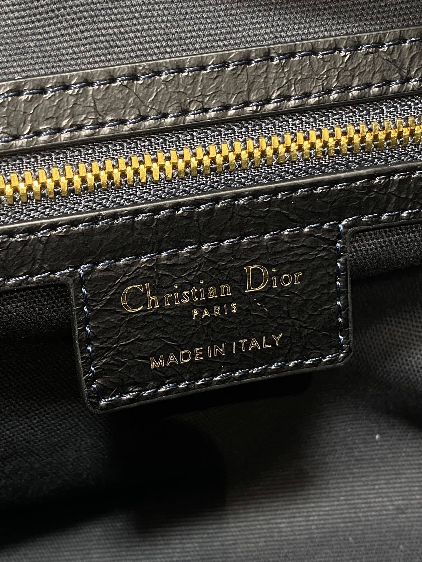 现货‼️Grand tour 最新款 超级酷!手袋来自旅行和活跃生活的理念,柔软的艺术复古褶皱小牛皮让人