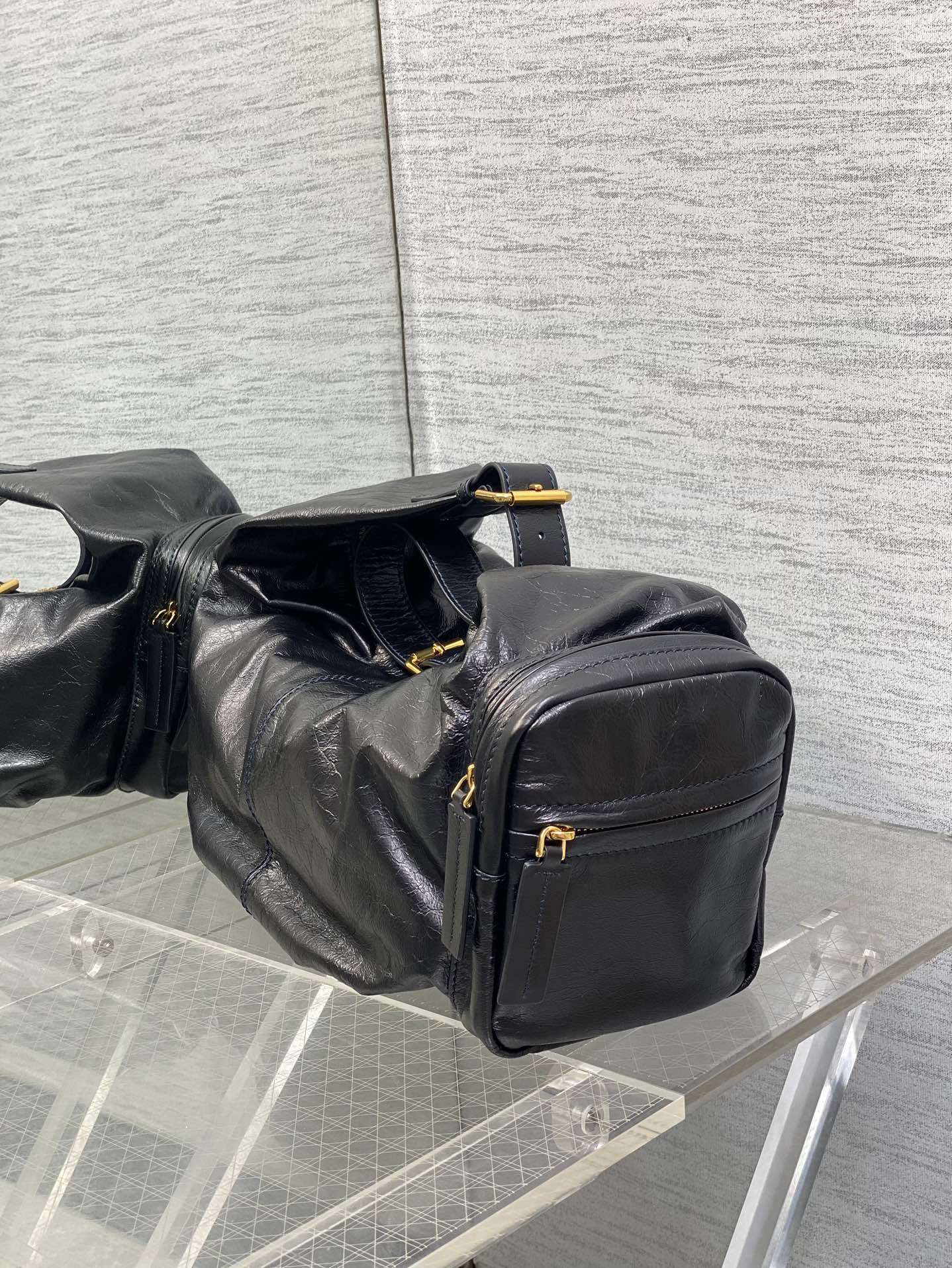 现货‼️Grand tour 最新款 超级酷!手袋来自旅行和活跃生活的理念,柔软的艺术复古褶皱小牛皮让人