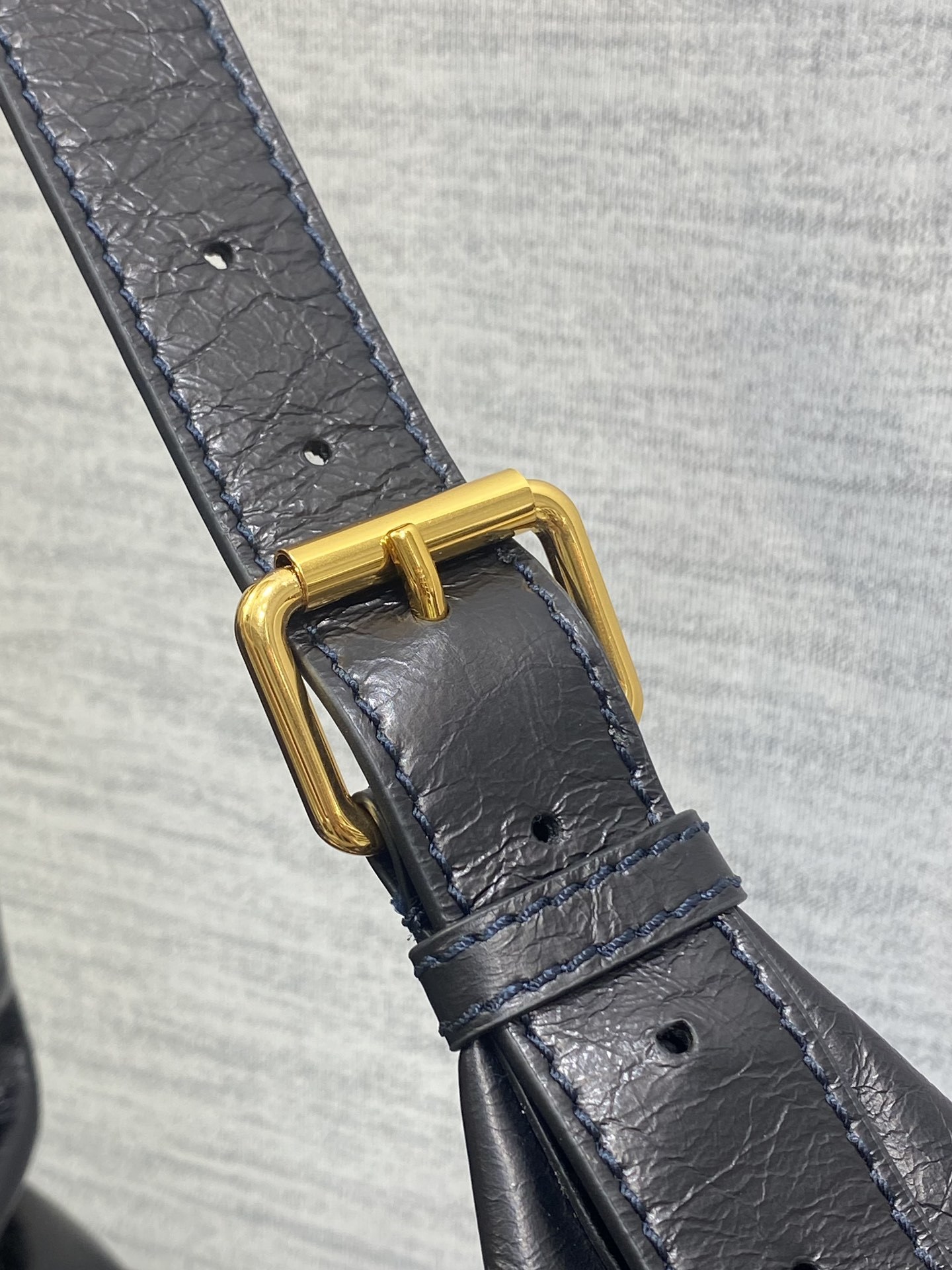 现货‼️Grand tour 最新款 超级酷!手袋来自旅行和活跃生活的理念,柔软的艺术复古褶皱小牛皮让人