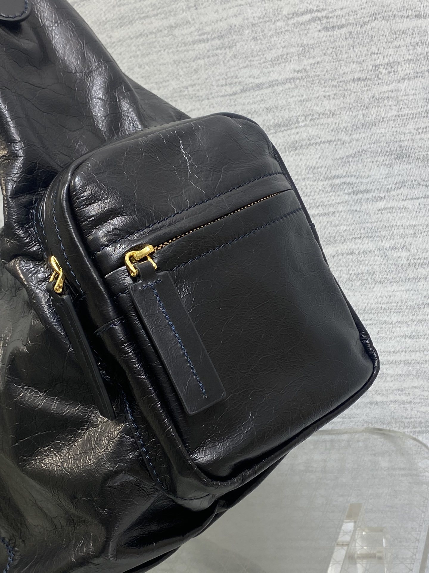 现货‼️Grand tour 最新款 超级酷!手袋来自旅行和活跃生活的理念,柔软的艺术复古褶皱小牛皮让人