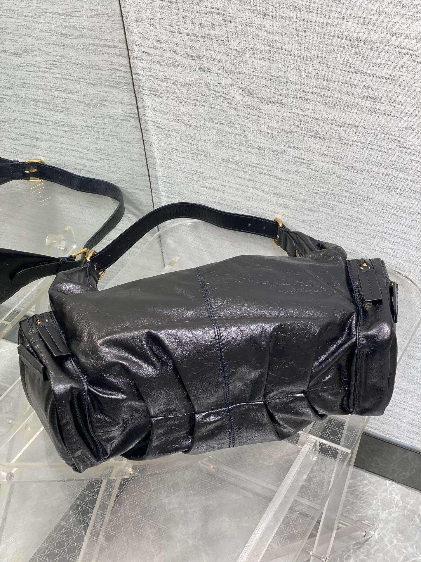 现货‼️Grand tour 最新款 超级酷!手袋来自旅行和活跃生活的理念,柔软的艺术复古褶皱小牛皮让人