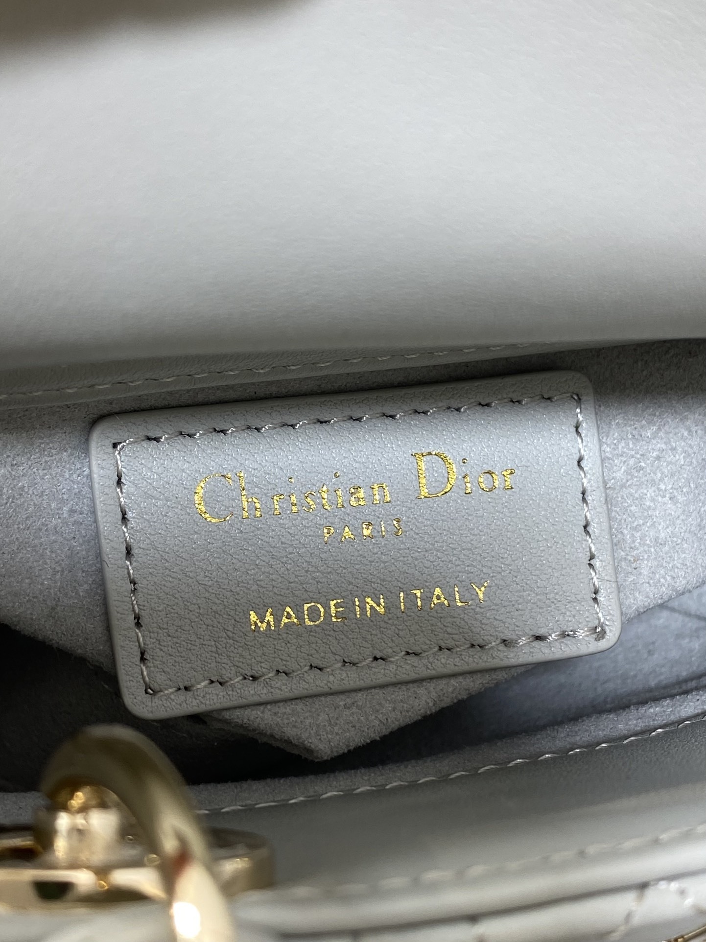 云雾灰现货‼️Lady最新micro系列,一只什么都装不下,只能装下可爱的小包包😘,采用柔软的绵羊皮精心