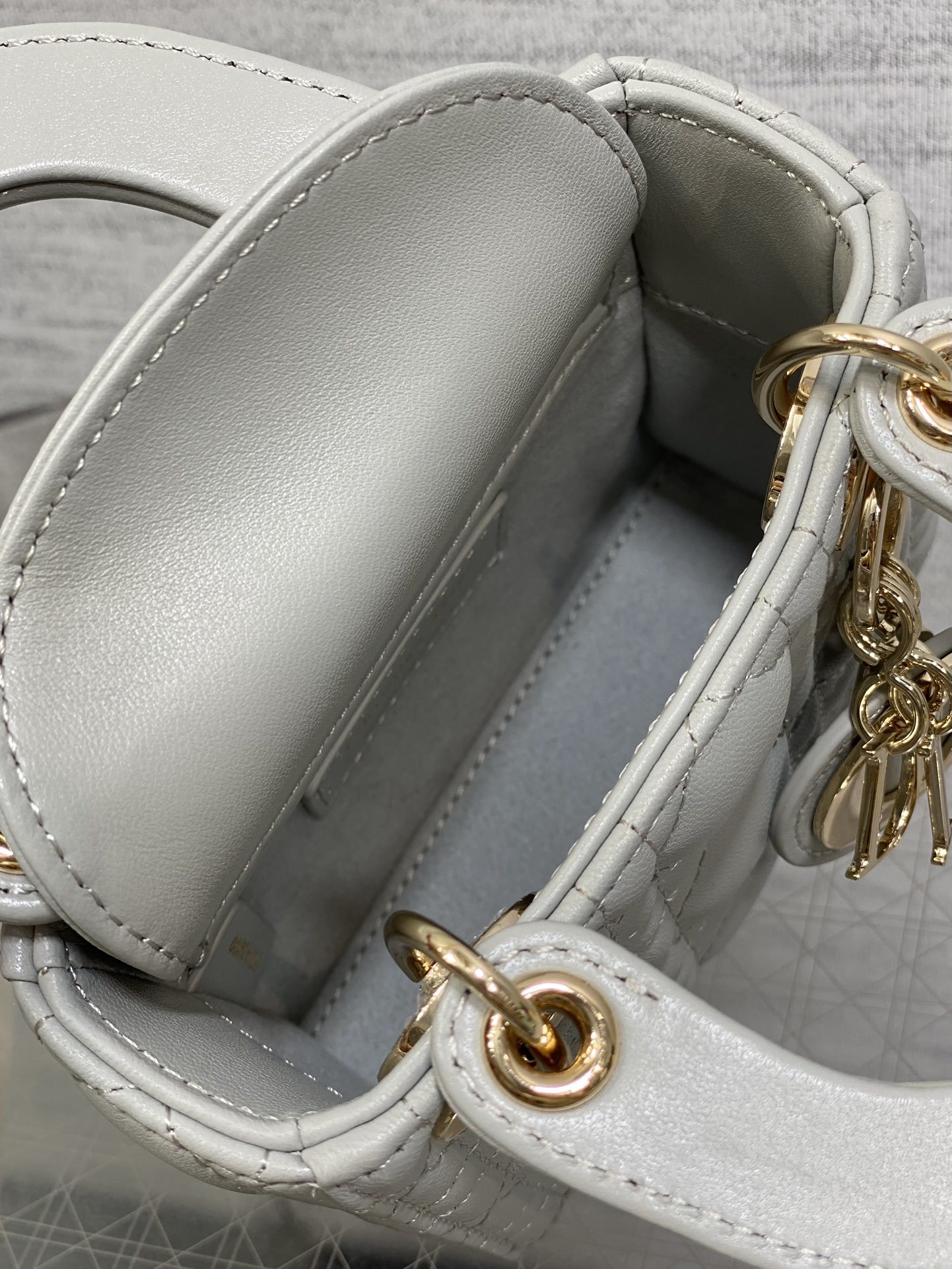 云雾灰现货‼️Lady最新micro系列,一只什么都装不下,只能装下可爱的小包包😘,采用柔软的绵羊皮精心