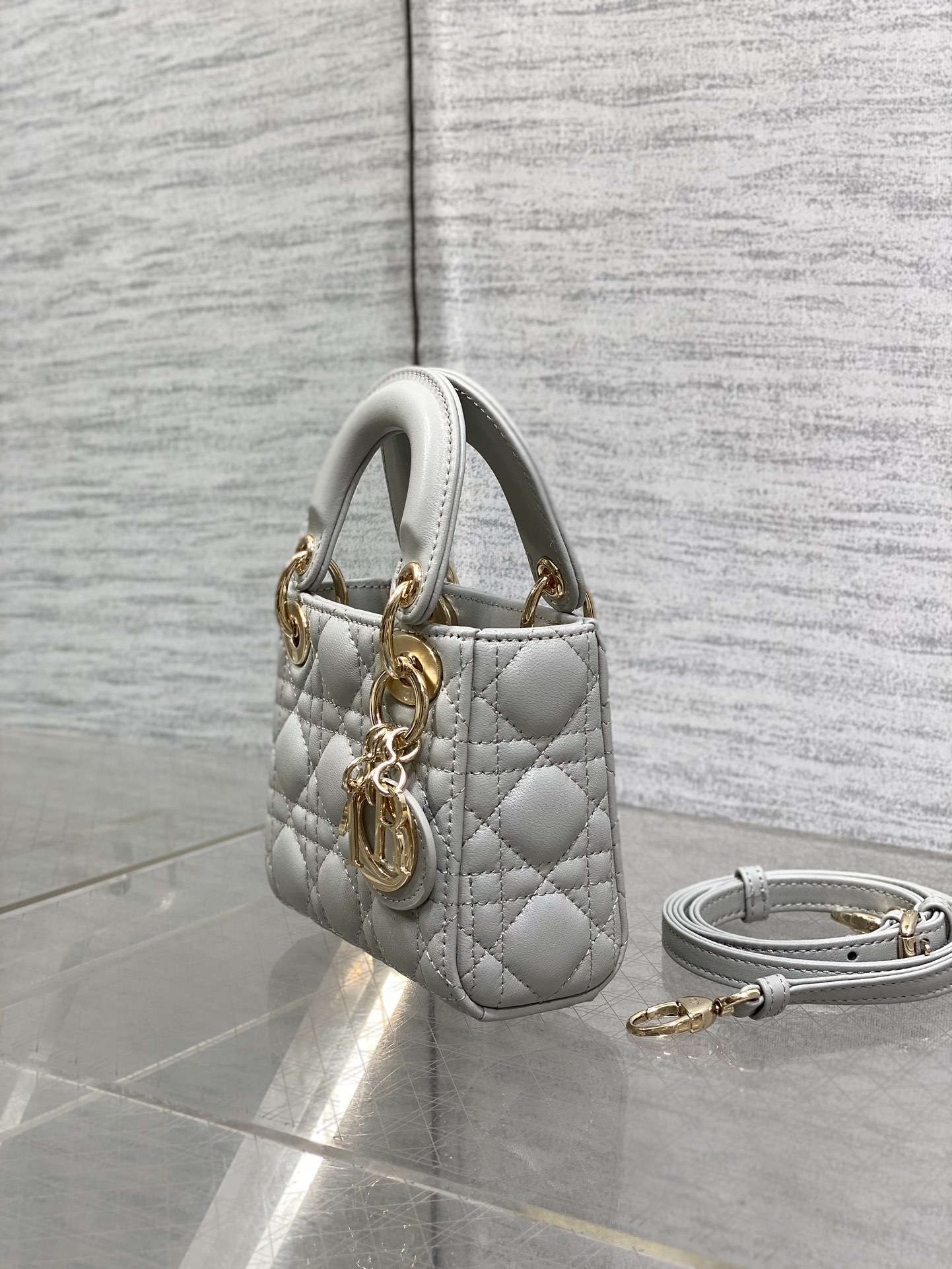 云雾灰现货‼️Lady最新micro系列,一只什么都装不下,只能装下可爱的小包包😘,采用柔软的绵羊皮精心