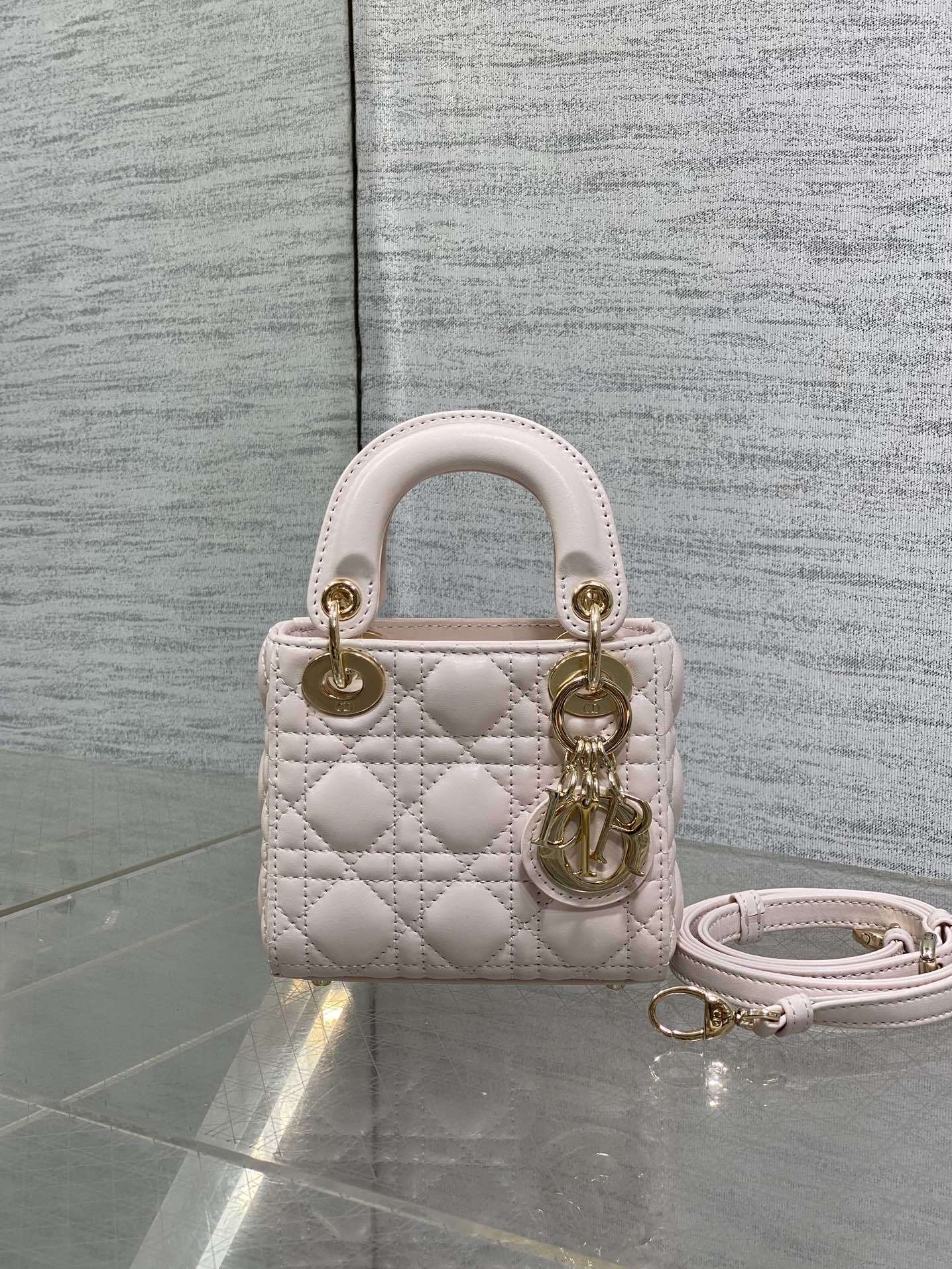 樱花粉现货‼️Lady最新micro系列,一只什么都装不下,只能装下可爱的小包包😘,采用柔软的绵羊皮精心