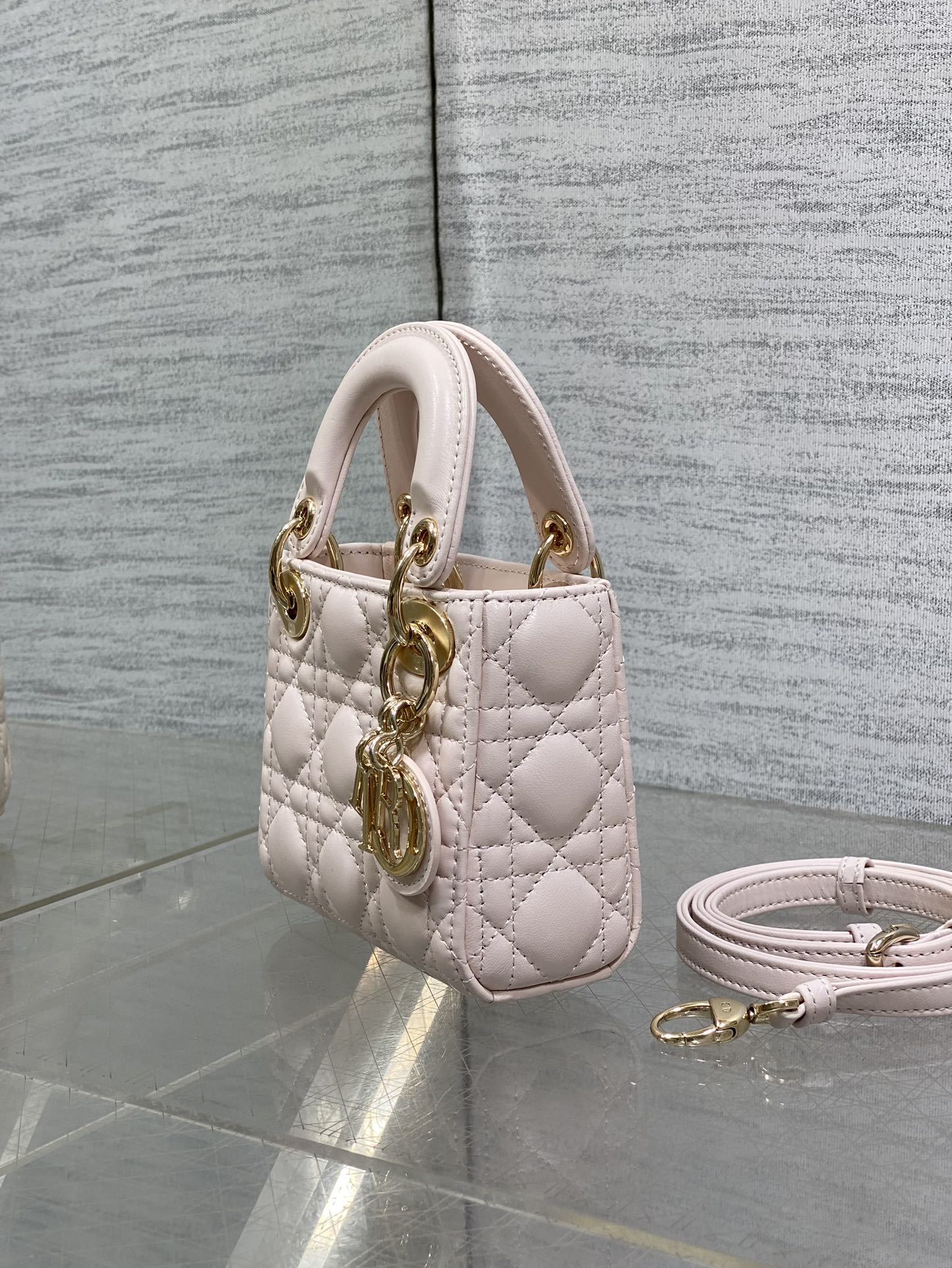 樱花粉现货‼️Lady最新micro系列,一只什么都装不下,只能装下可爱的小包包😘,采用柔软的绵羊皮精心