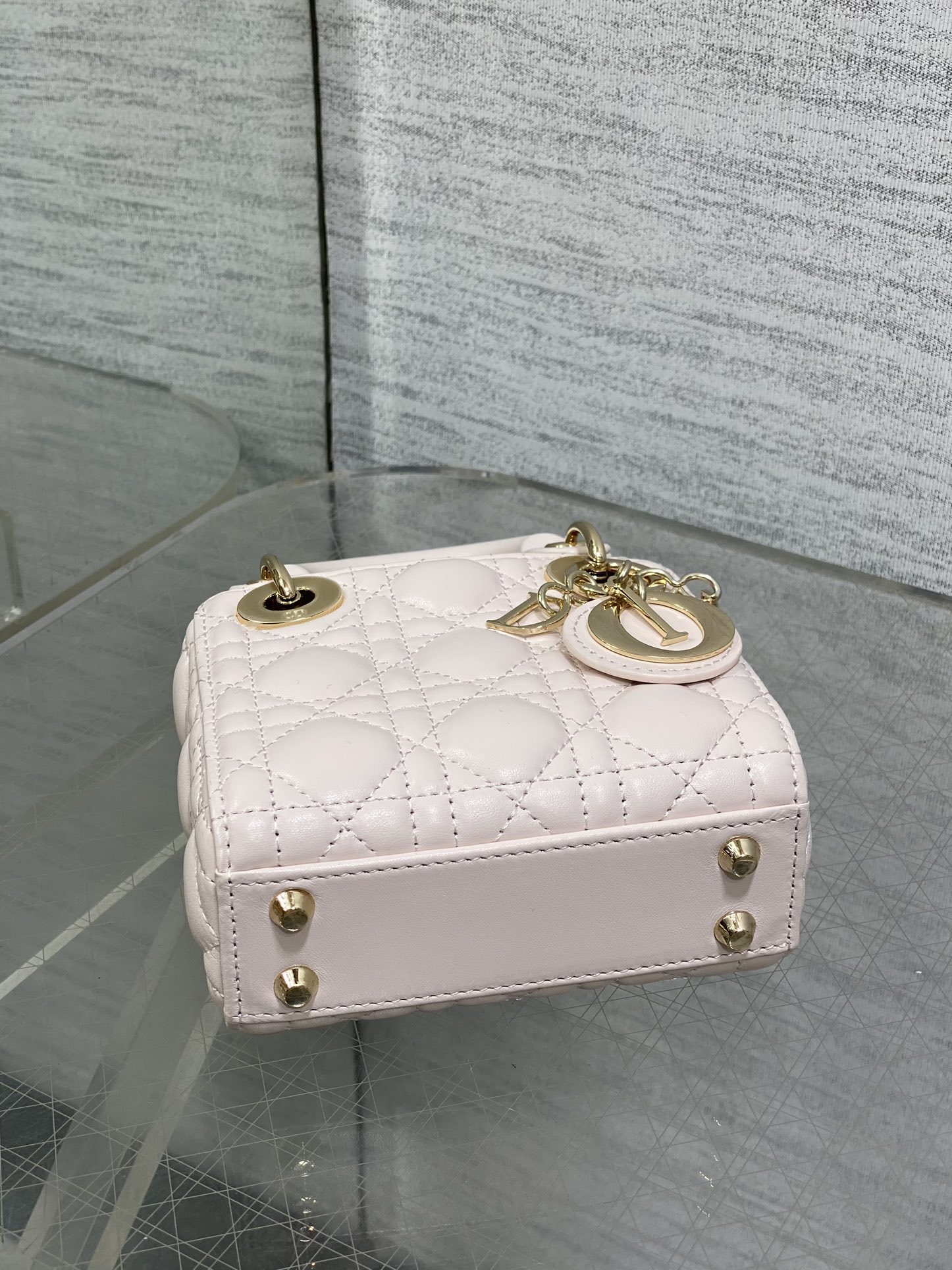 樱花粉现货‼️Lady最新micro系列,一只什么都装不下,只能装下可爱的小包包😘,采用柔软的绵羊皮精心