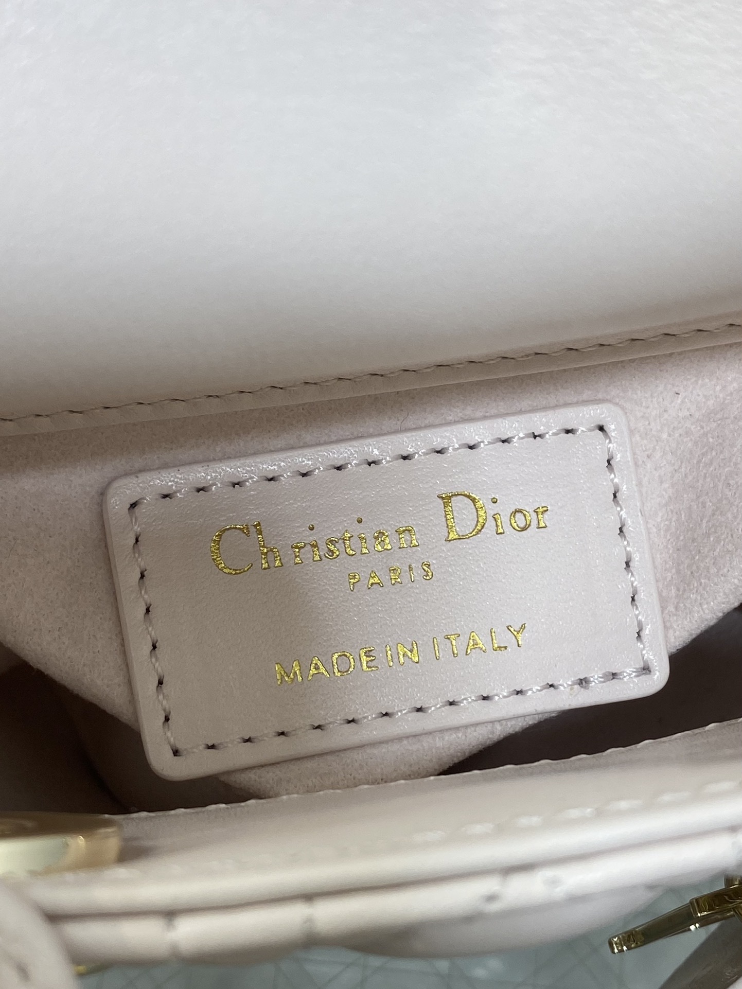 樱花粉现货‼️Lady最新micro系列,一只什么都装不下,只能装下可爱的小包包😘,采用柔软的绵羊皮精心