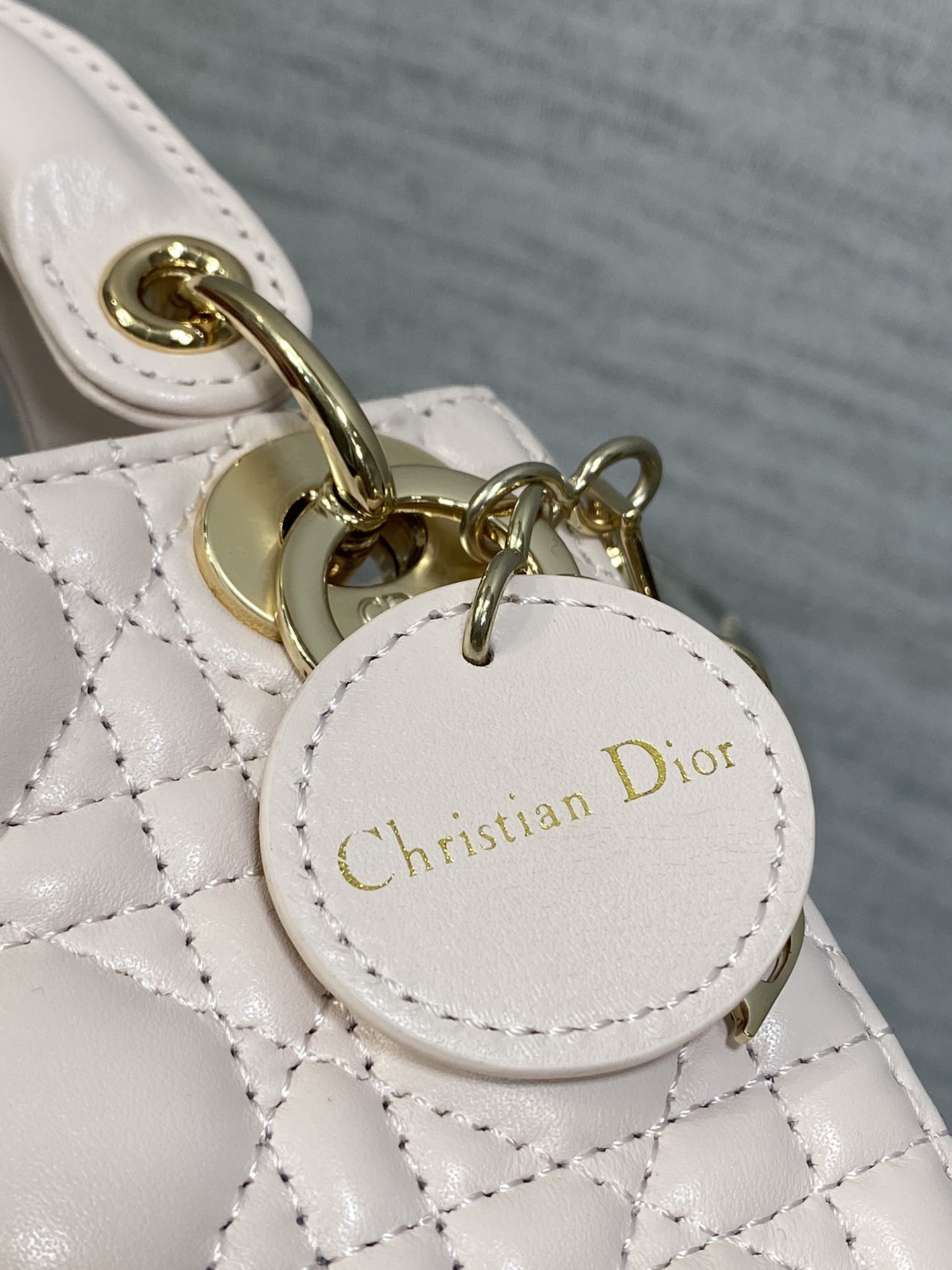 樱花粉现货‼️Lady最新micro系列,一只什么都装不下,只能装下可爱的小包包😘,采用柔软的绵羊皮精心