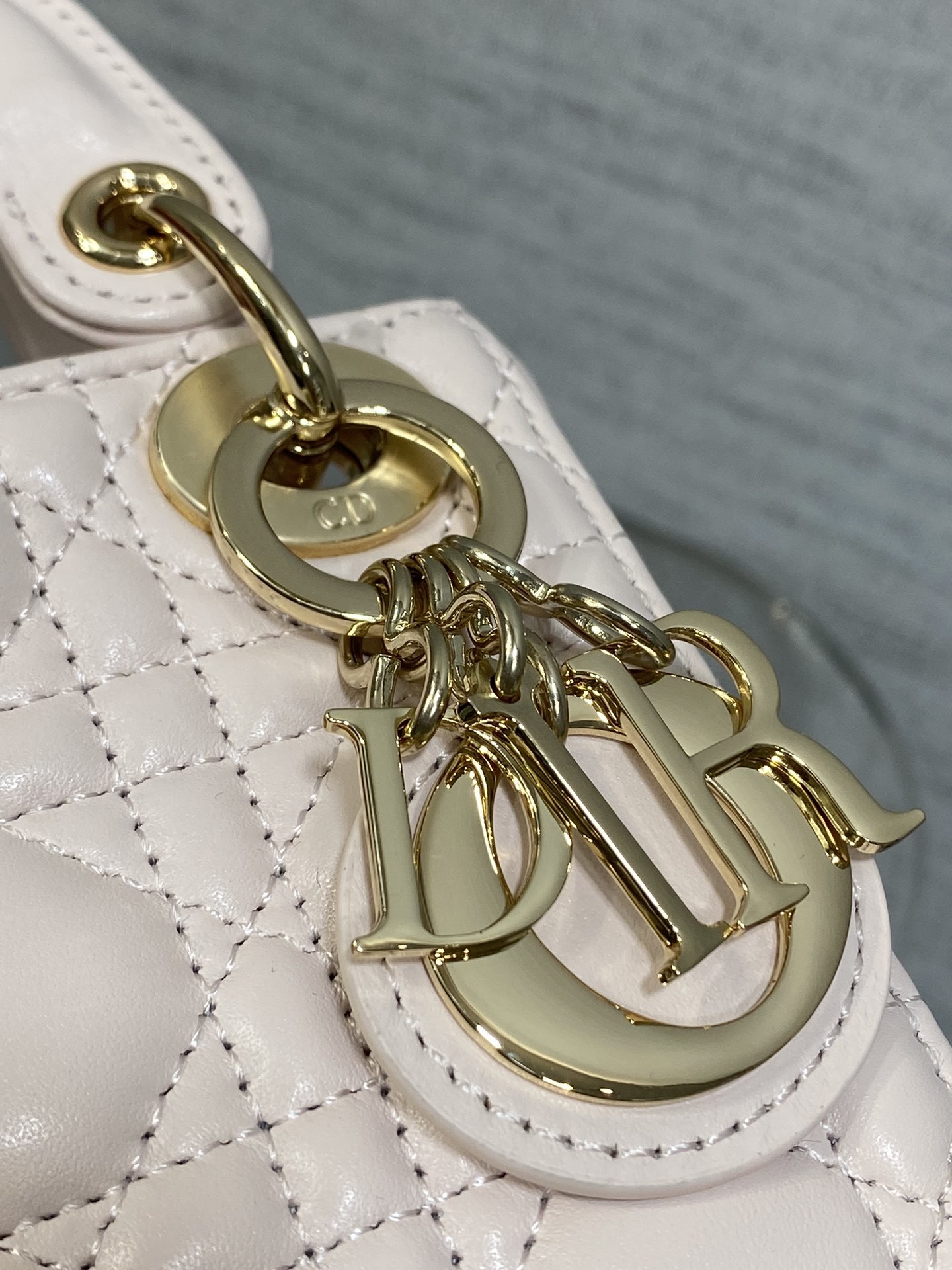 樱花粉现货‼️Lady最新micro系列,一只什么都装不下,只能装下可爱的小包包😘,采用柔软的绵羊皮精心